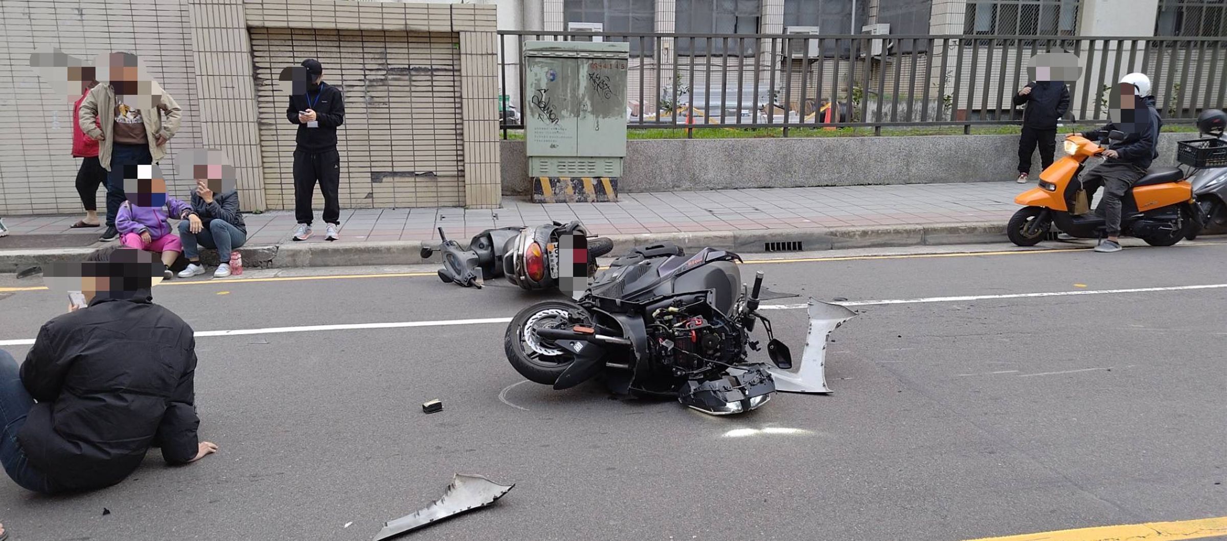 家長載孩童違規雙黃線迴轉遭撞,現場畫面曝光。(警方提供)