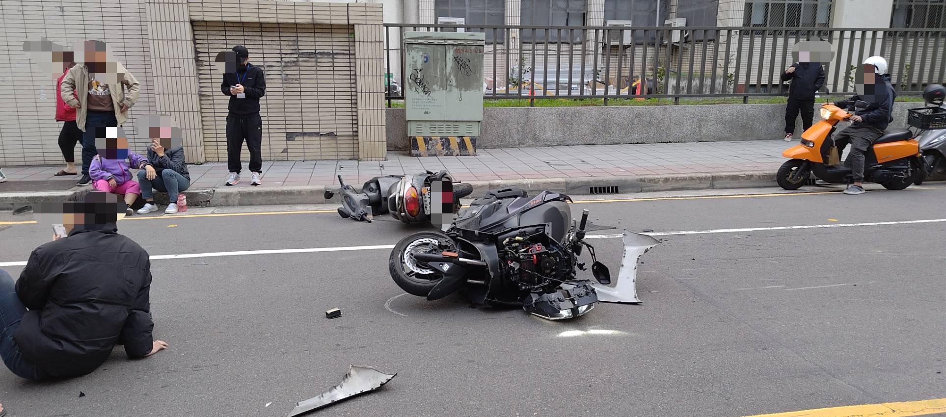 家長載孩童違規雙黃線迴轉遭撞,現場畫面曝光。(警方提供)