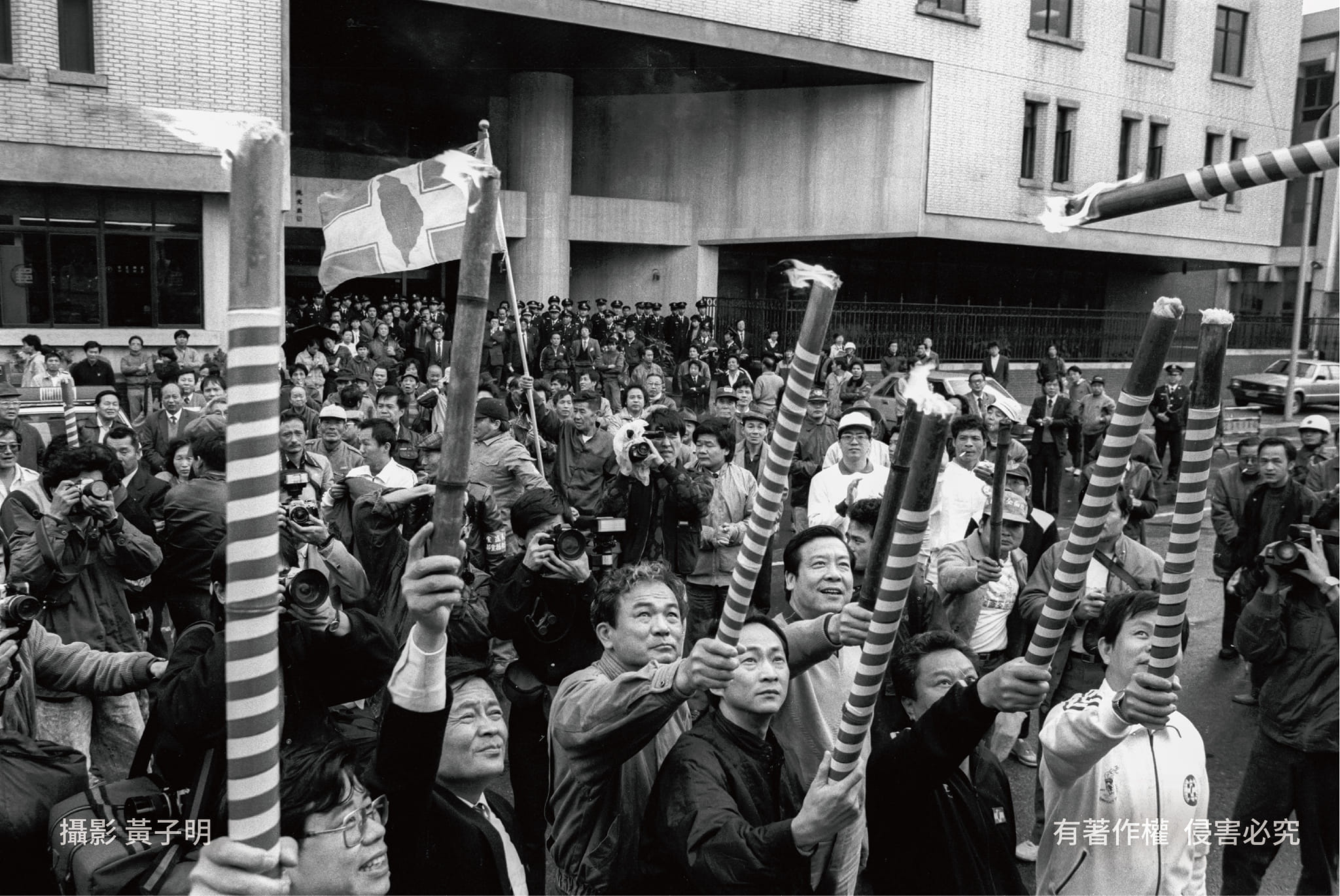民進黨舉辦「民主聖火環島接力長跑」活動，向人民傳遞「民主聖火」，訴求國會全面改選。（翻攝臉書＠民主進步黨）