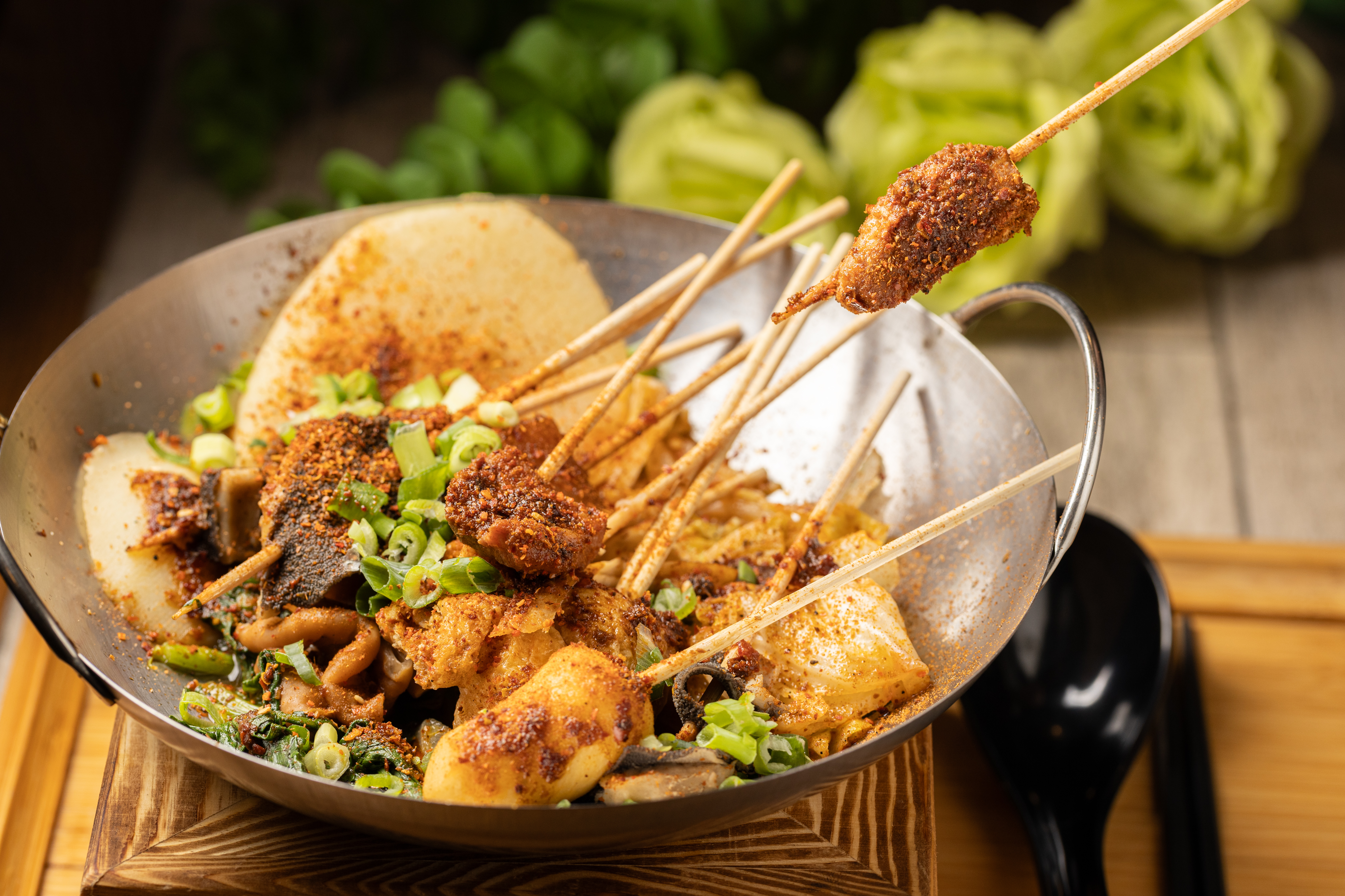 苗妞的「串串」燙完後會撒上滿滿蔥花與辣椒粉，可選擇椒鹽、原味、小辣、中辣或大辣。（10元／串）