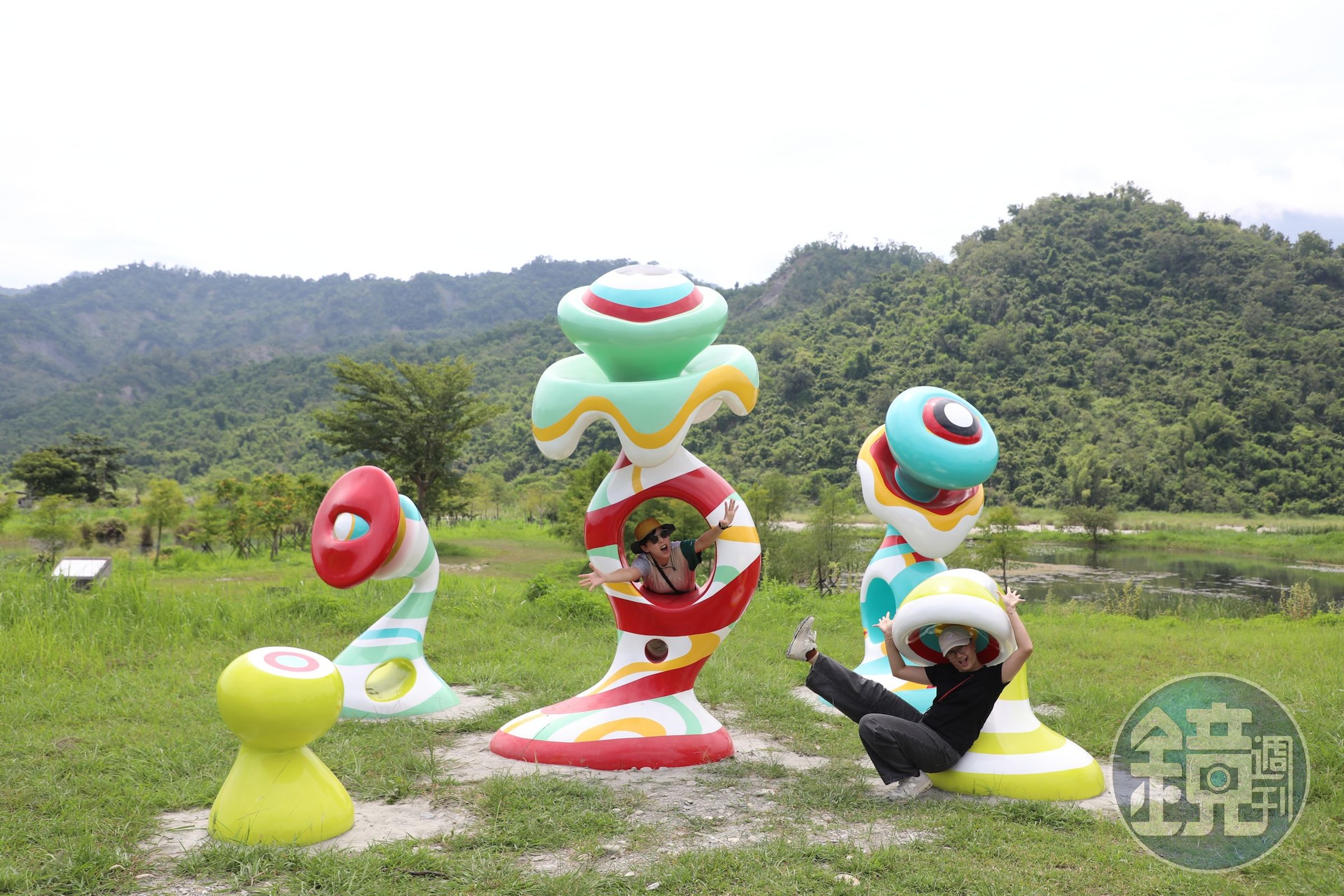 鹿野新良濕地裡，《田野間的異邦者》宛如外星物種的破土而生，身上的孔洞藏著生命創傷，頂端仰望天空的眼睛，象徵蛻變後的重生。