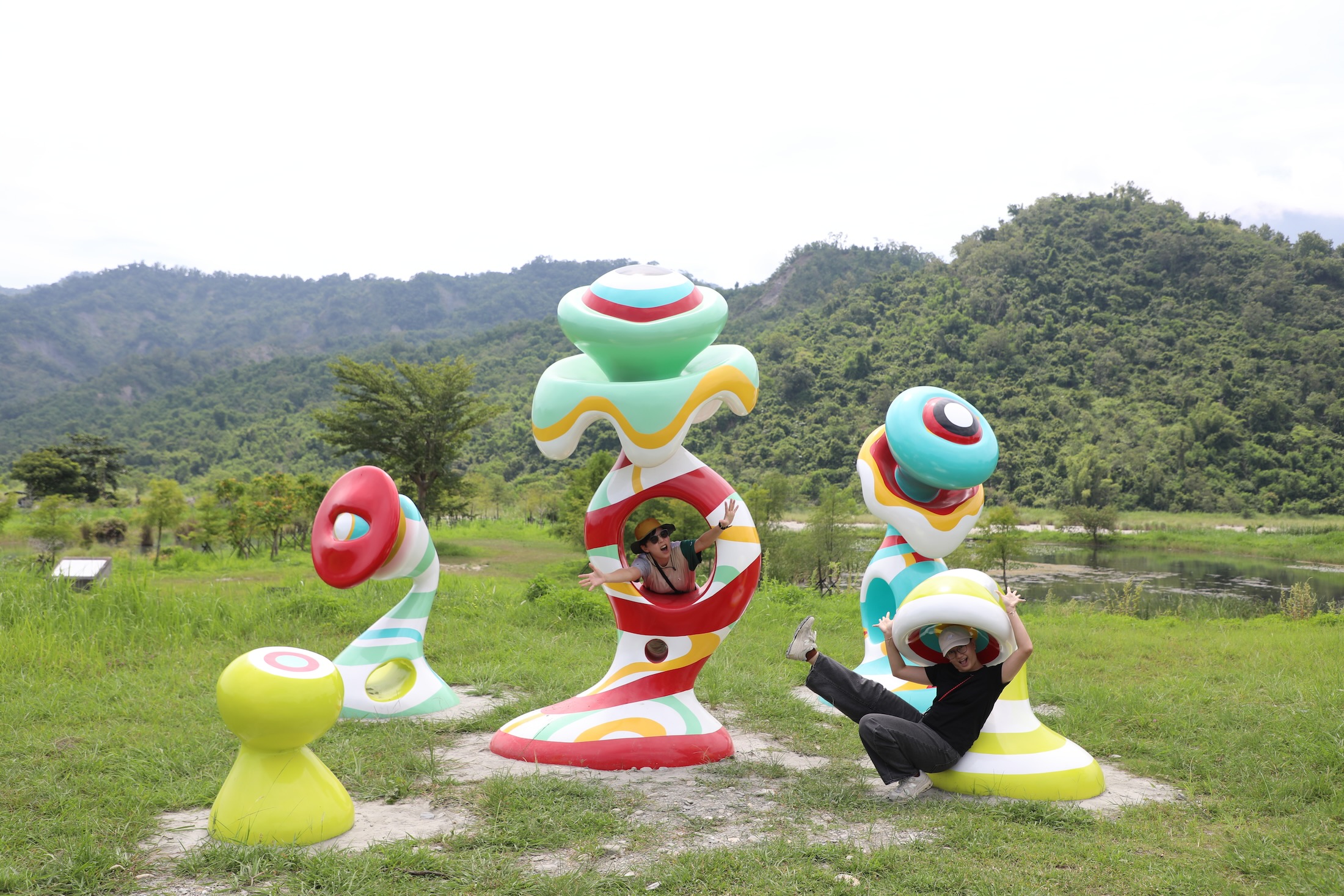 鹿野新良濕地裡，《田野間的異邦者》宛如外星物種的破土而生，身上的孔洞藏著生命創傷，頂端仰望天空的眼睛，象徵蛻變後的重生。