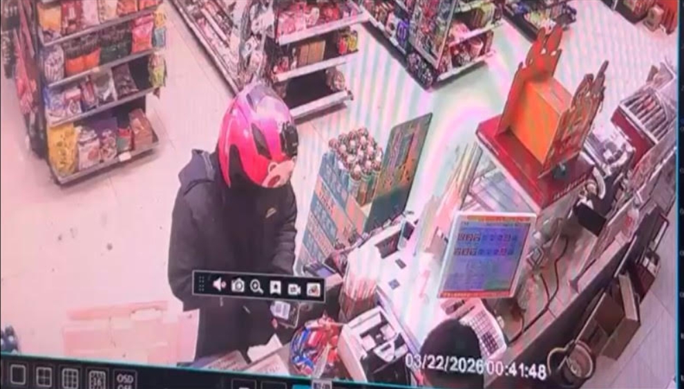 王嫌持 QR Code 付款碼消費。（中檢提供）