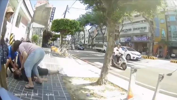 一名外送員在送餐途中折返，替路倒的民眾CPR。（翻攝臉書社團「豐原好康聯盟社團（原創正版社團）」）