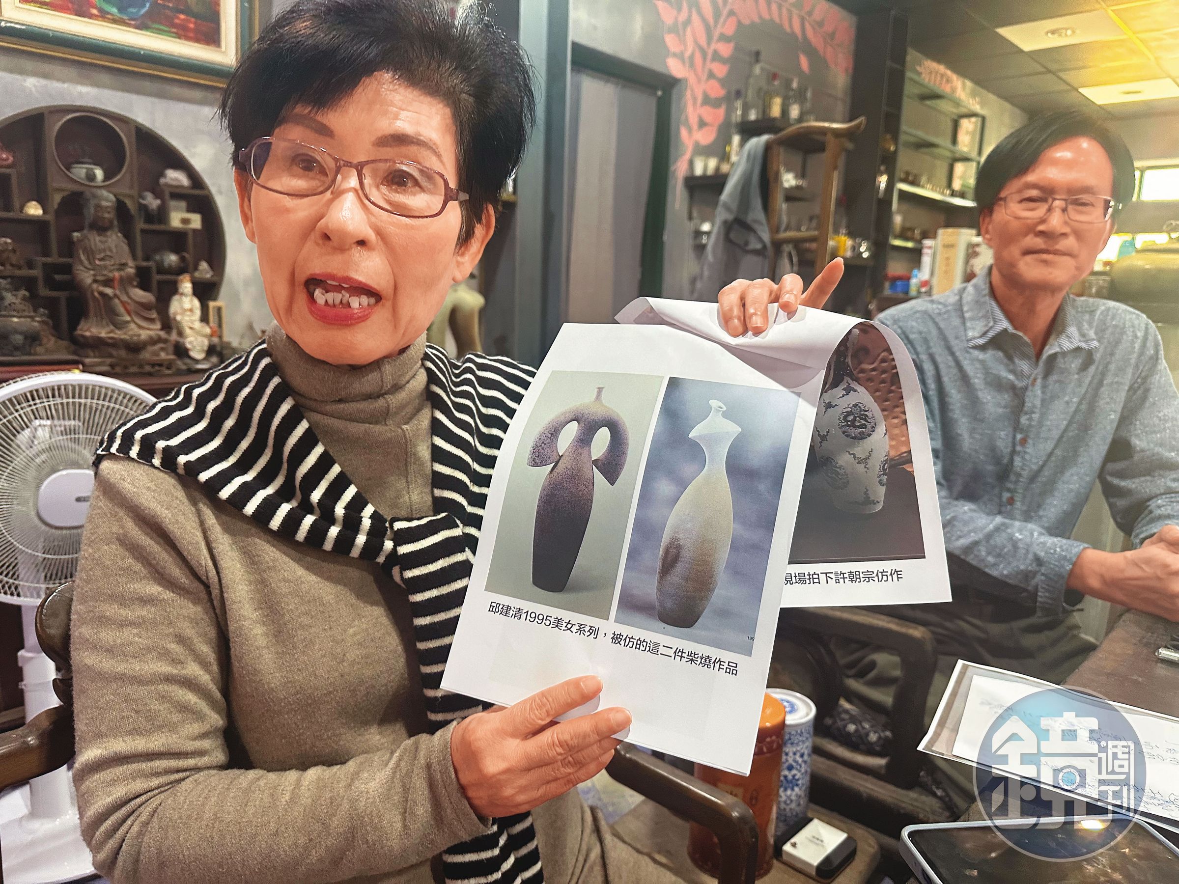 邱建清（後）、許菊（前）夫妻控訴許朝宗仿冒邱的美女系列作品，沒資格得獎。