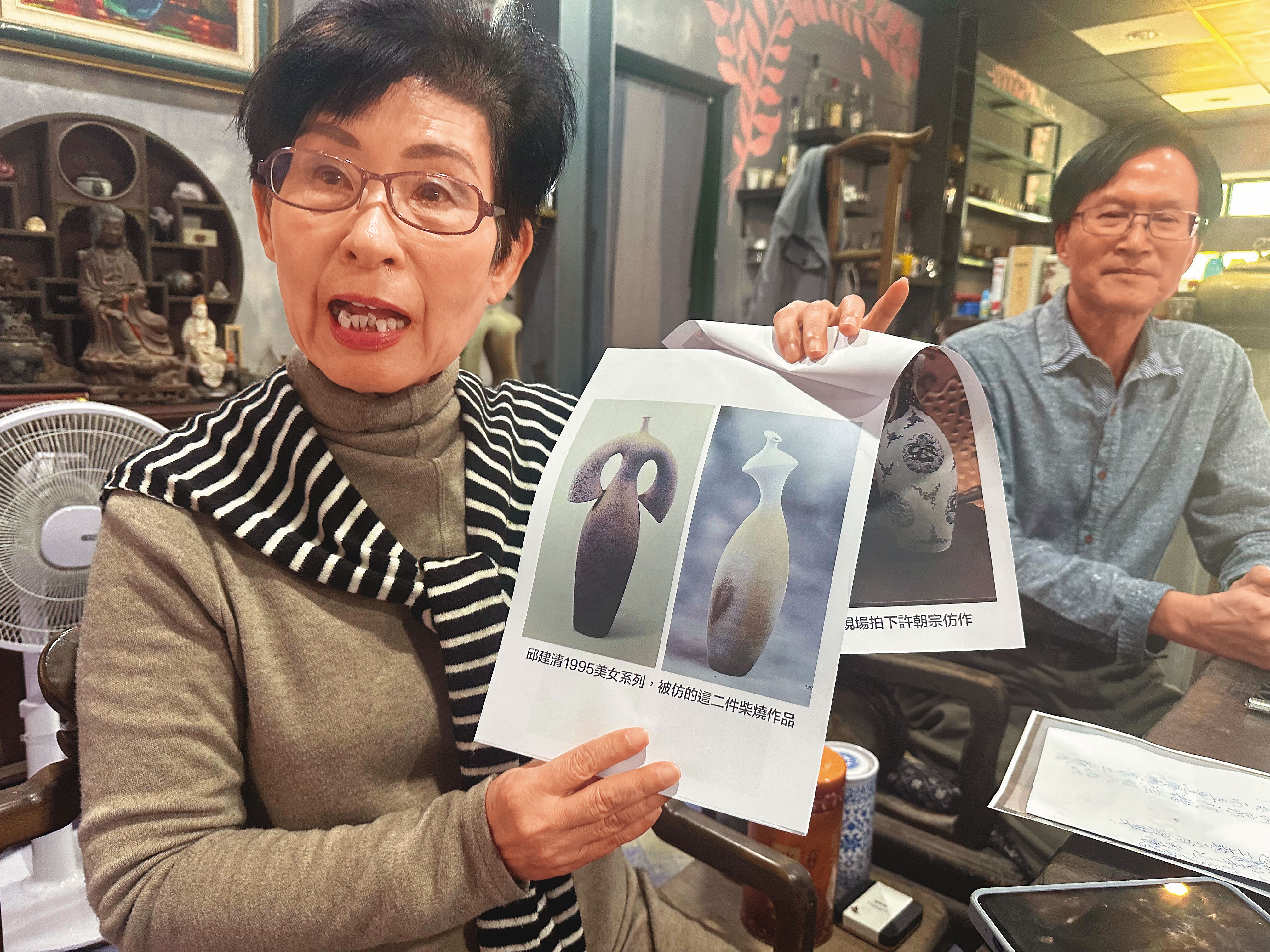 邱建清（後）、許菊（前）夫妻控訴許朝宗仿冒邱的美女系列作品，沒資格得獎。