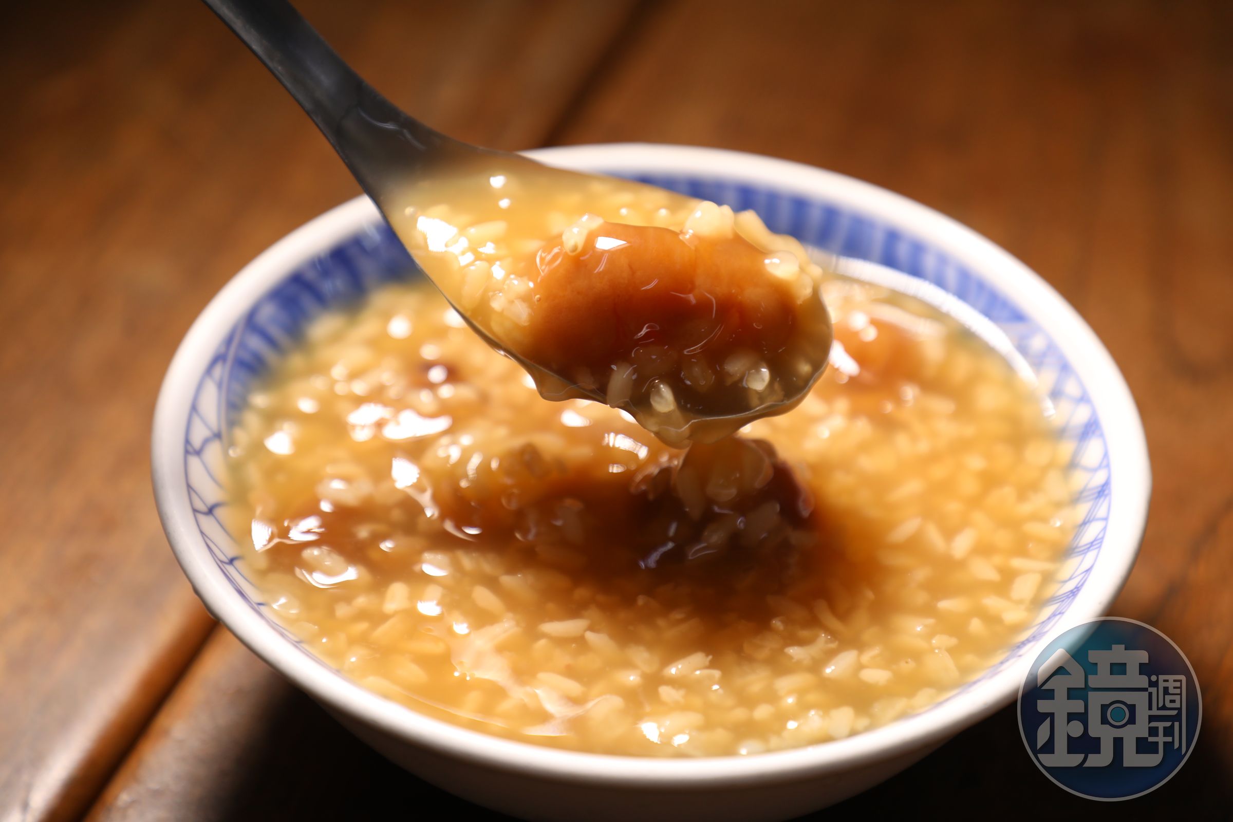 經過多次試驗才找到最佳風味的「米糕粥」,冷熱皆宜。(65元/碗)
