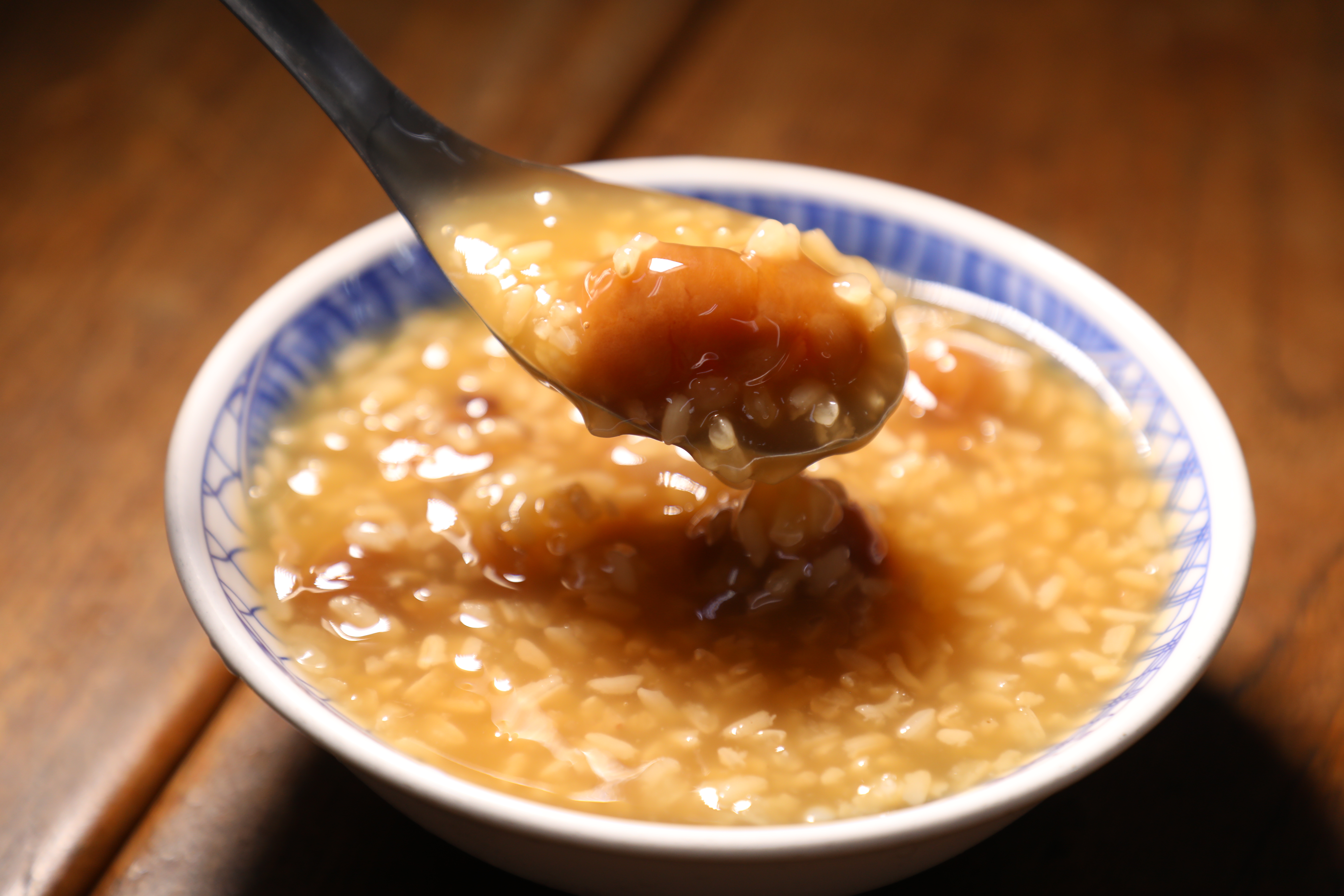 經過多次試驗才找到最佳風味的「米糕粥」，冷熱皆宜。（65元／碗）