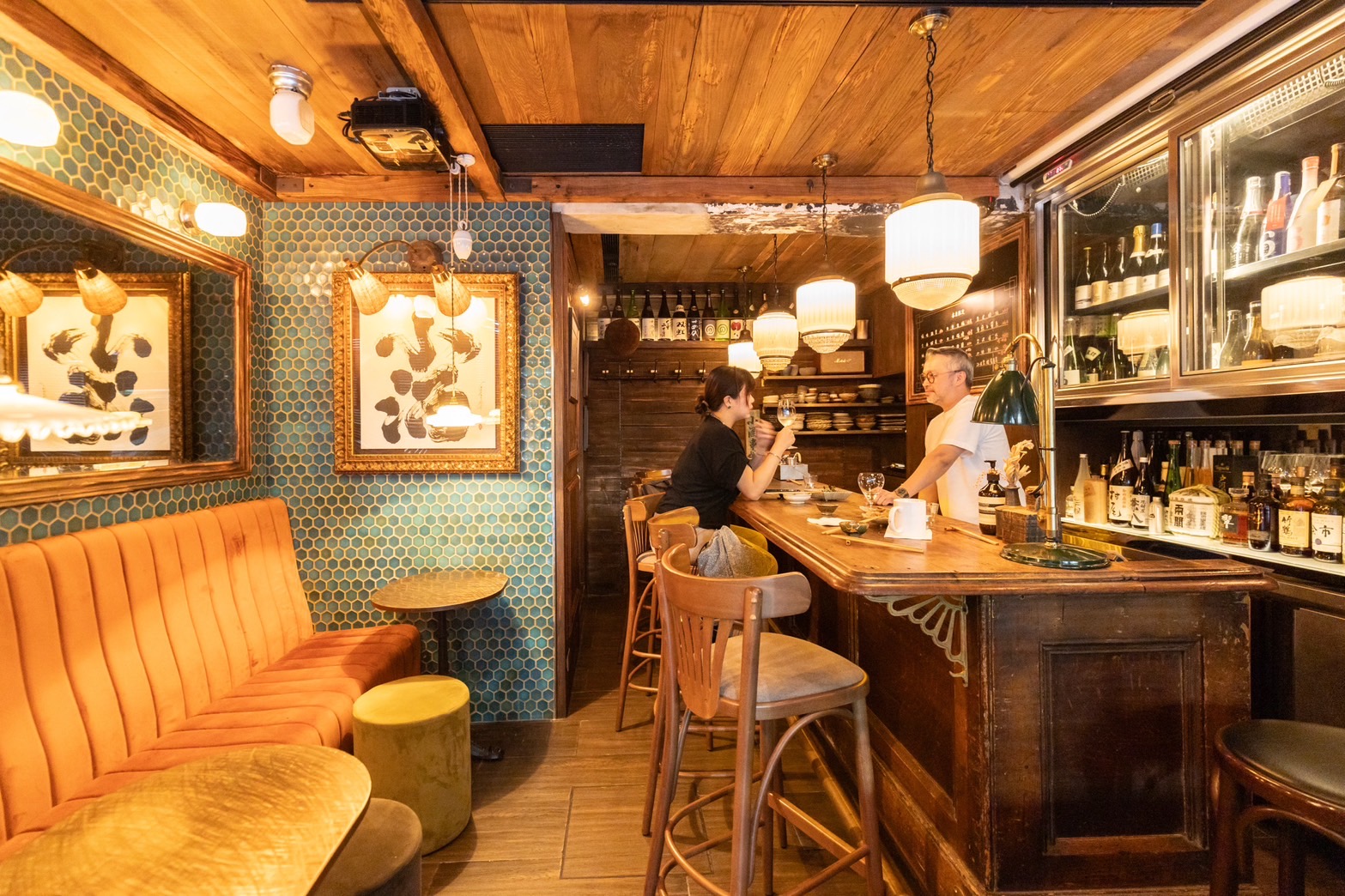 「小酒sake bar」的小巧精緻的空間中帶著富有設計感的古色香，令人甘願把夜晚時刻都投入在此。  