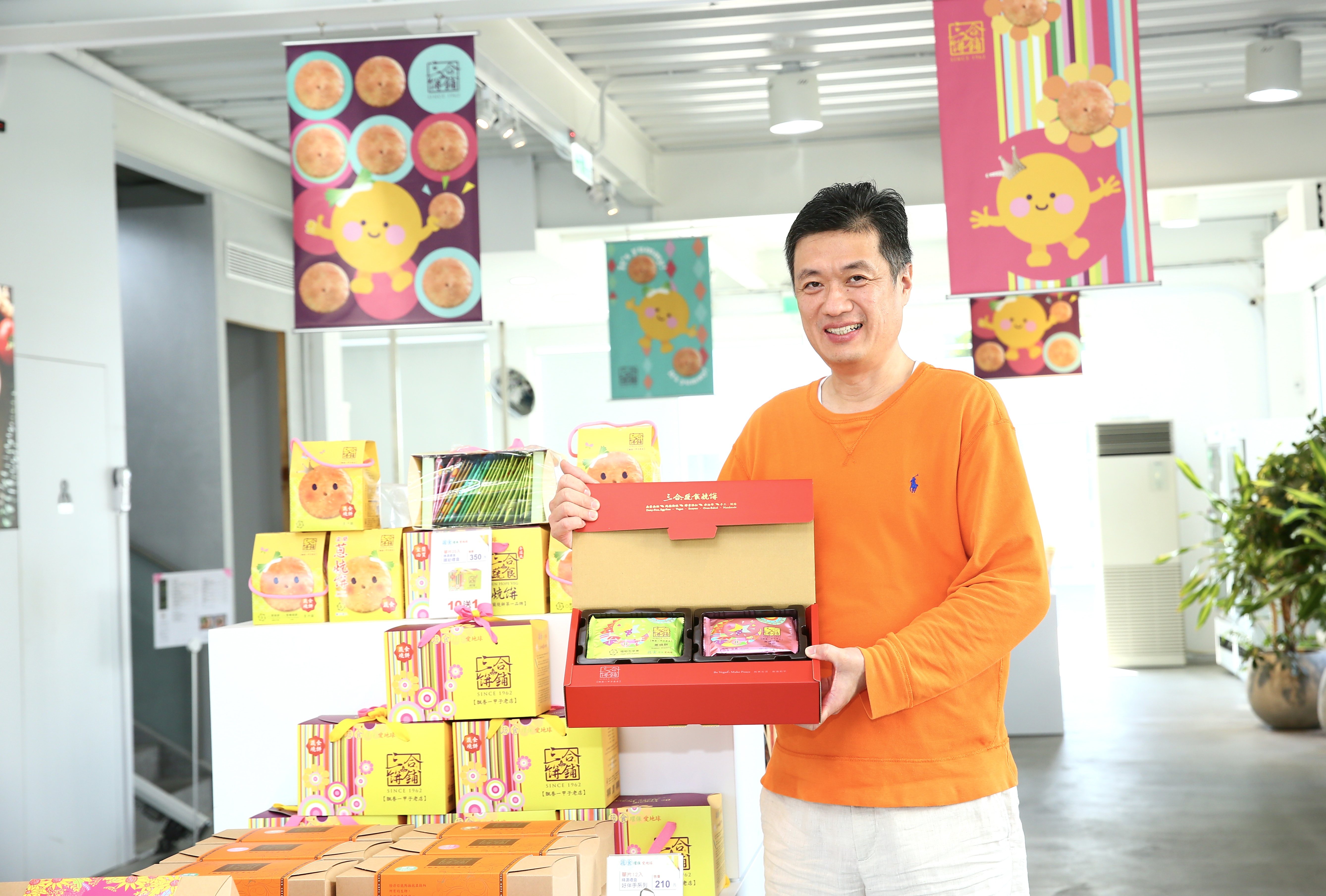 呂仁山（右）為推廣蔬食，返回宜蘭老家改革舅舅創立的三合餅鋪，讓瀕臨關門的老店壯大為宜蘭知名伴手禮。