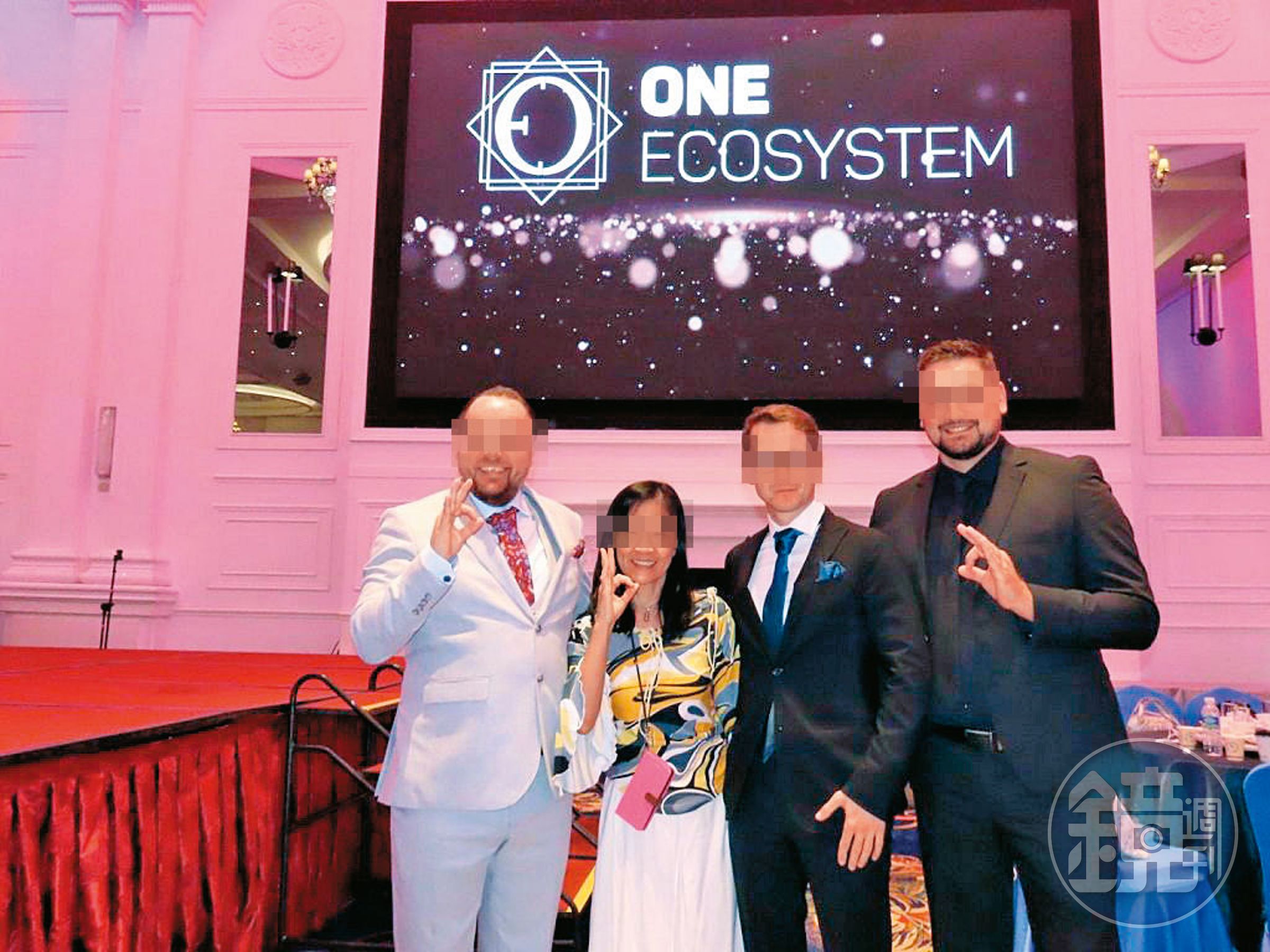 梁姓女子（左2）等人自稱是ONE ECOSYSTEM集團主管，負責舉辦此次峰會。（讀者提供）