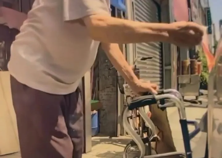 特斯拉車窗遭灌三秒膠黏死！哨兵模式揪出宜蘭老翁　15元惡搞百萬電車下場曝光
