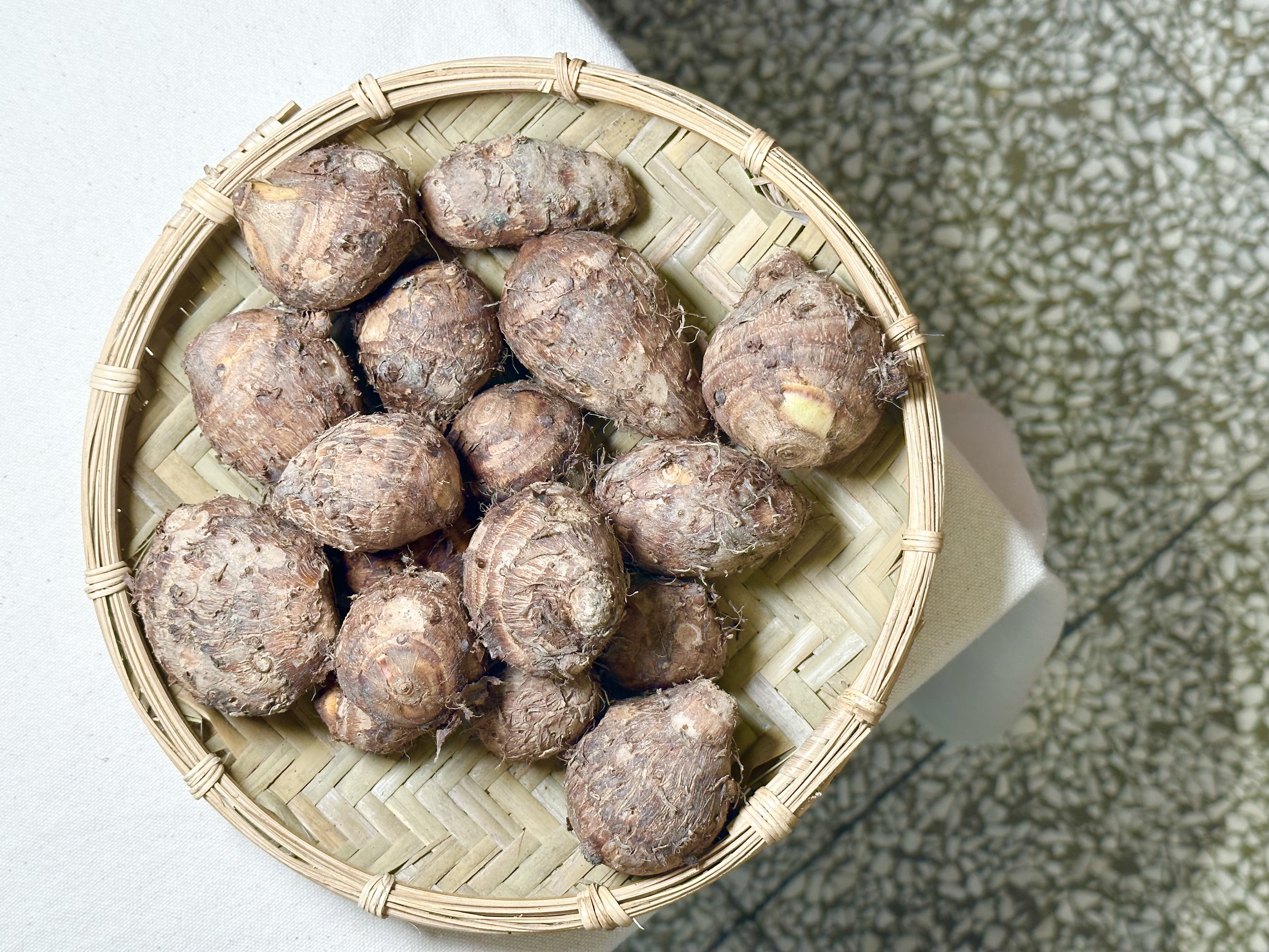 來自屏東排灣族新來義部落的小山芋，口感黏軟。