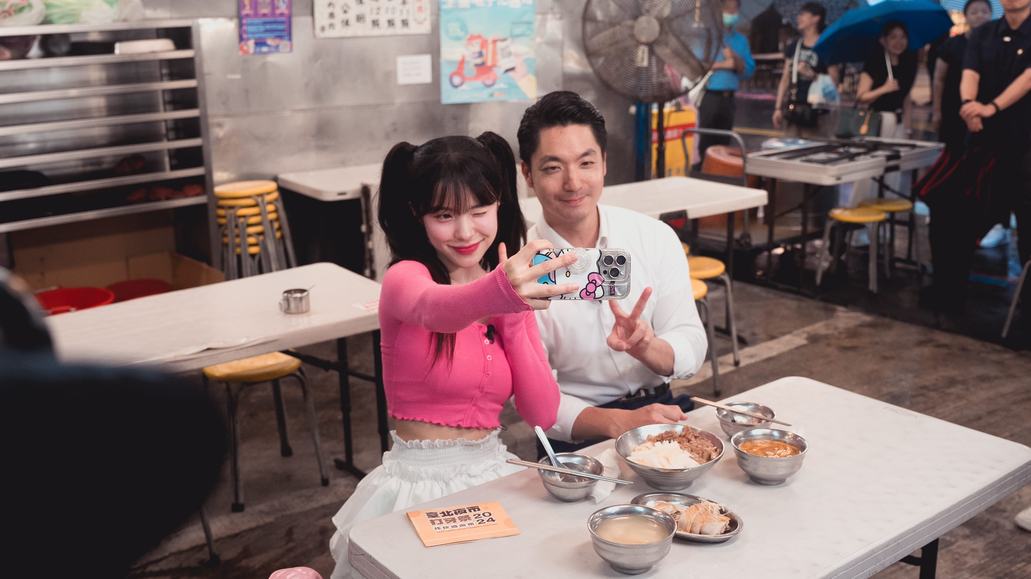 蔣萬安和李多慧一起逛南機場夜市，吃了很多在地美食。（北市府提供）