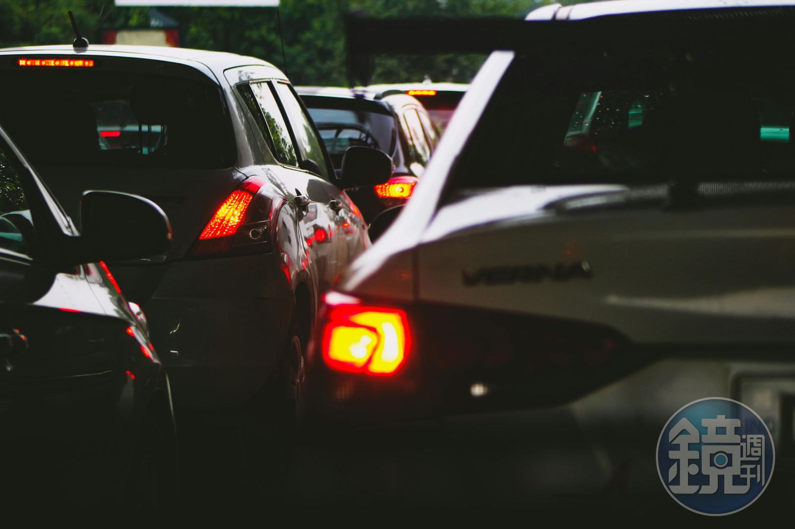 「第一台在幹嘛?」網熱議塞車之謎 內行曝「時間疊加」真相:慢2秒後面多等2分鐘