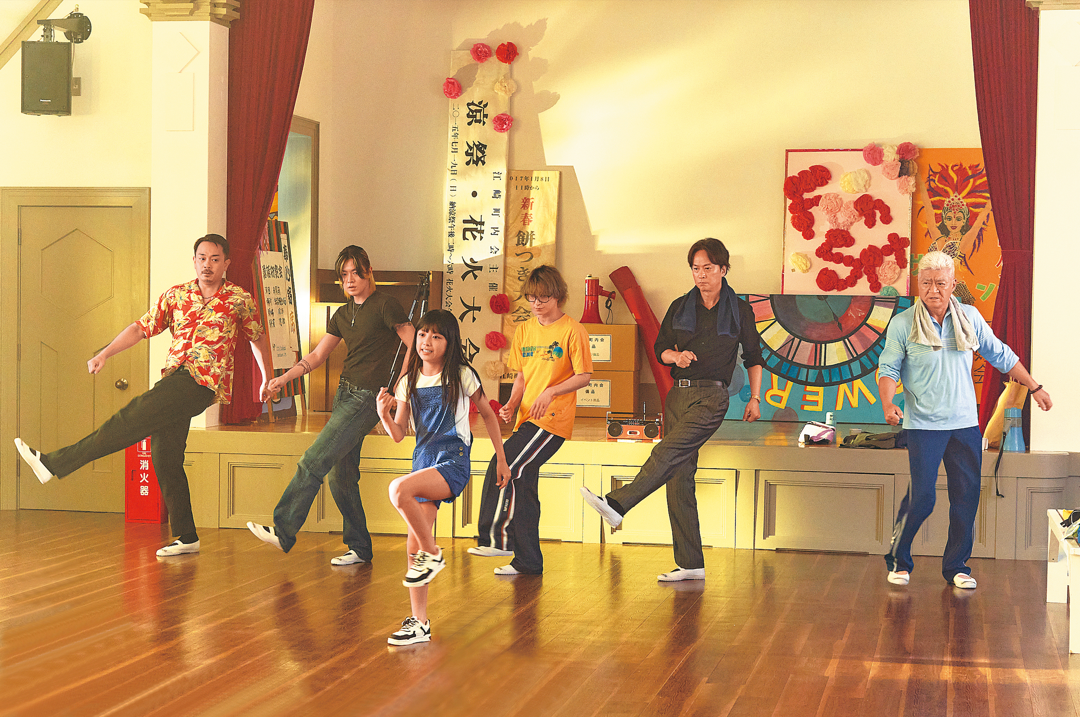 《舞林殺手》中不擅長舞蹈的殺手們青柳翔（後排左起）、中本悠太、佐久間大介、椎名桔平、小澤仁志在小學生羽樂（前）帶領下挑戰舞蹈比賽。（天馬行空提供）