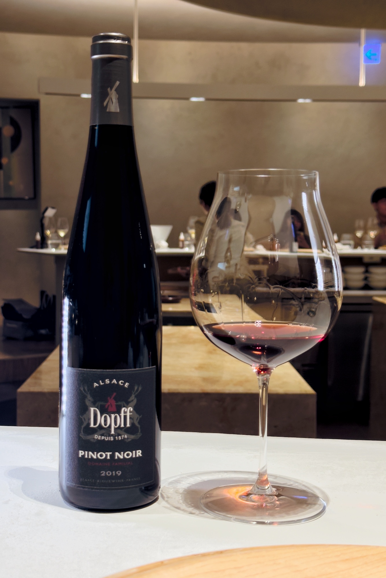 來自法國阿爾薩斯產區的「Dopff au Moulin Pinot Noir 2019」有著鮮明且酸甜的小顆紅色果實香氣，入口後會釋放出豐富的辛香料氣息，與鴨內臟、醬汁產生絕佳共鳴。