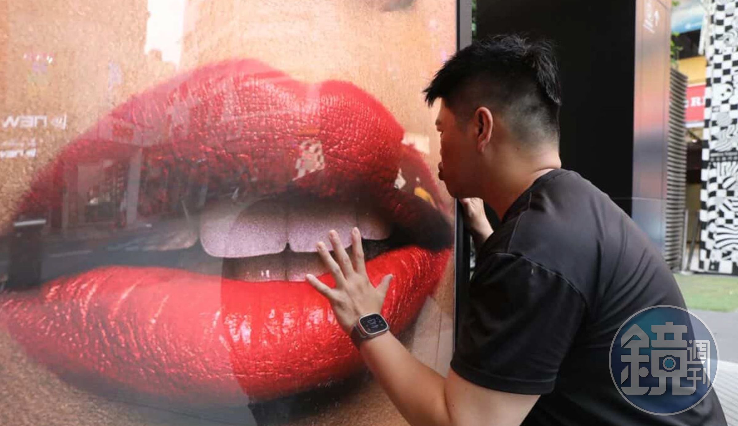 潤男以販賣情趣用品起家，之後主持Podcast「潤男的Room」，談性說愛。