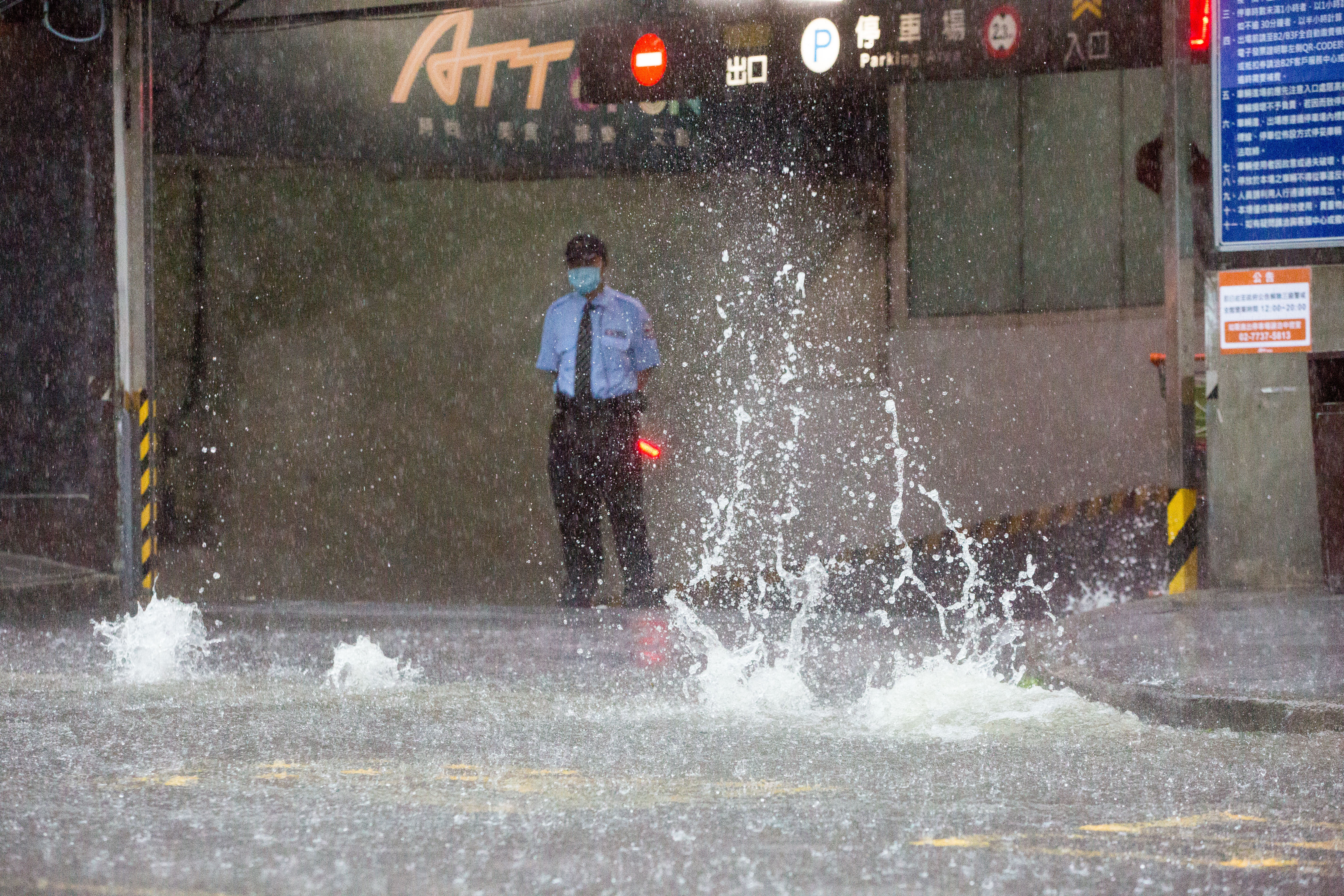 受東北季風與颱風外圍環流影響，東北部地區須慎防豪雨與強風。（本刊資料照）