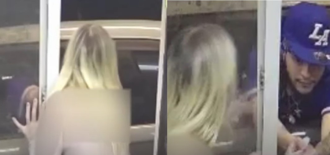 男子接過餐點後，突然抓住比基尼女店員，想將其硬往外拖出。（翻攝自youtube@FOX 13 Seattle）