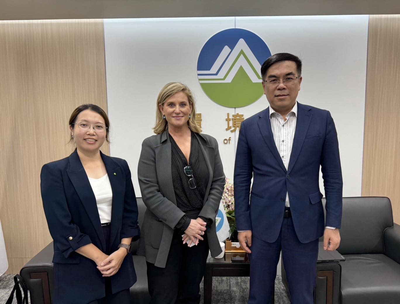 勤業眾信永續轉型服務團隊執行副總經理李介文(左)陪同Deloitte全球氣候科技智庫（GreenSpace Tech）負責人 Andrea Culligan(中)，拜會環境部部長彭啓明(右)，針對淨零排放議題進行深度交流。(勤業眾信提供)