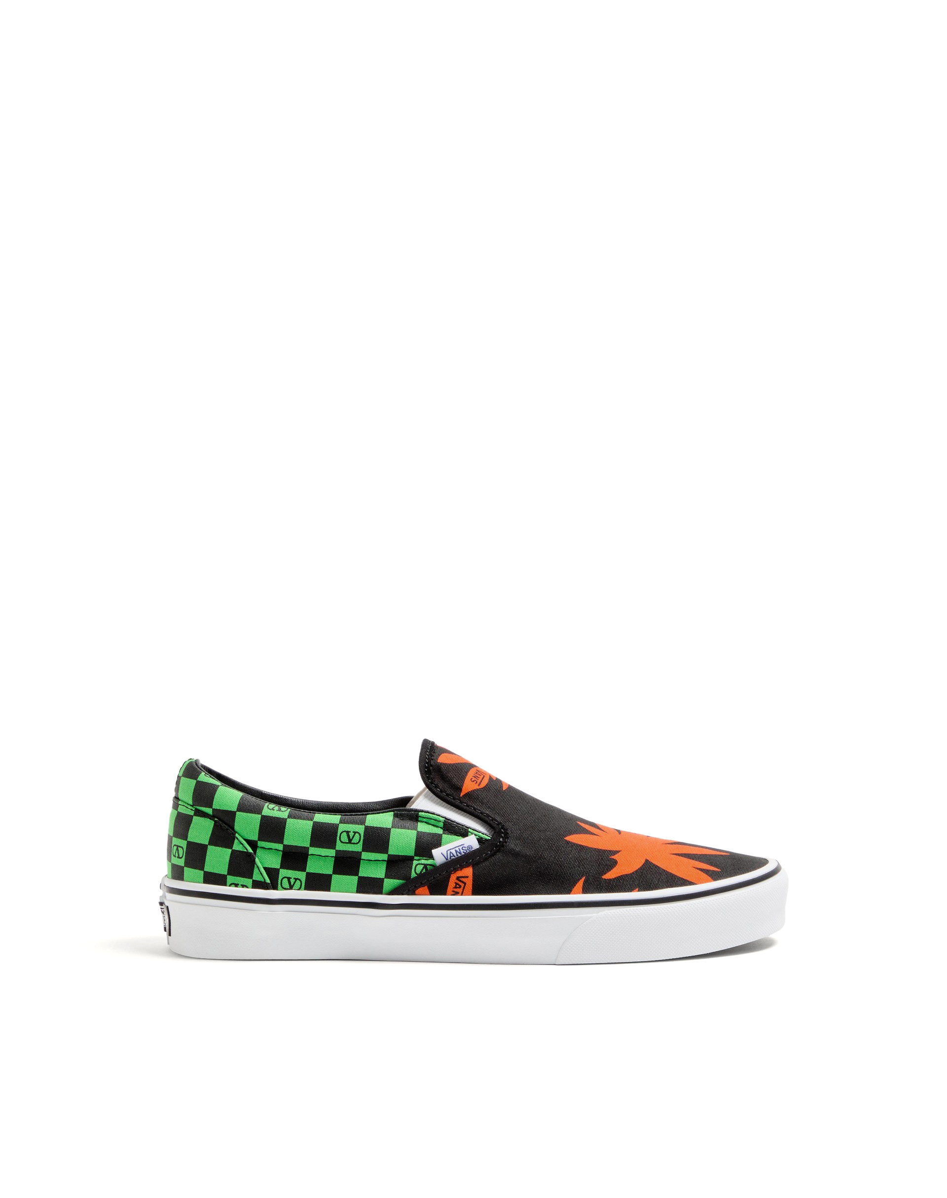 Valentino Garavani and Vans熱帶樹葉紋圖案鞋款。NT$15,200（范倫鐵諾提供）