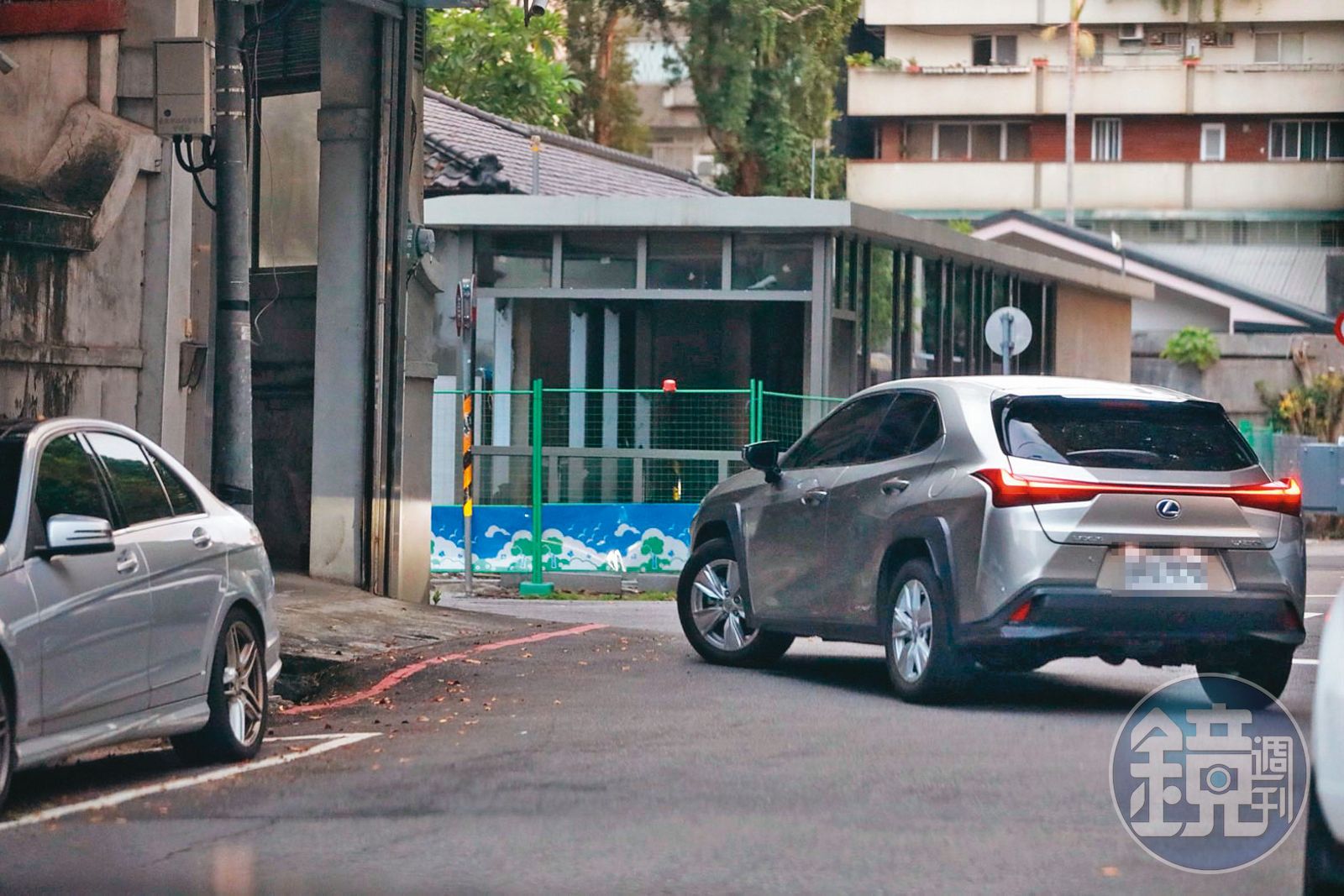 08/01 18:36，陳姓諮議進官邸沒多久，徐益梁隨後也開車進官邸車庫