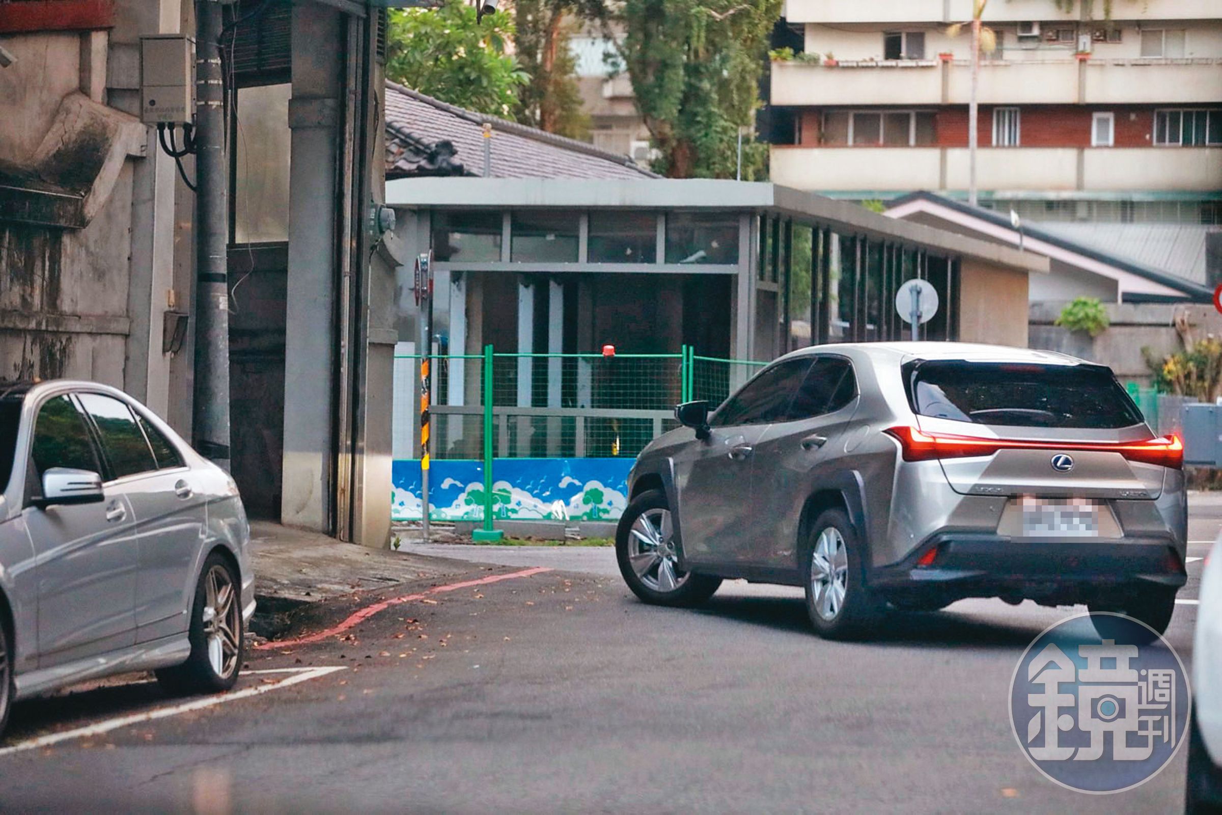 08/01 18:36,陳姓諮議進官邸沒多久,徐益梁隨後也開車進官邸車庫。