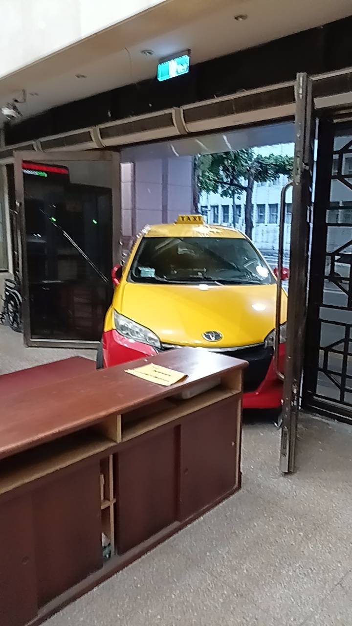 邵姓運將司機今晨移開車道護欄,駕車衝撞北檢大門。