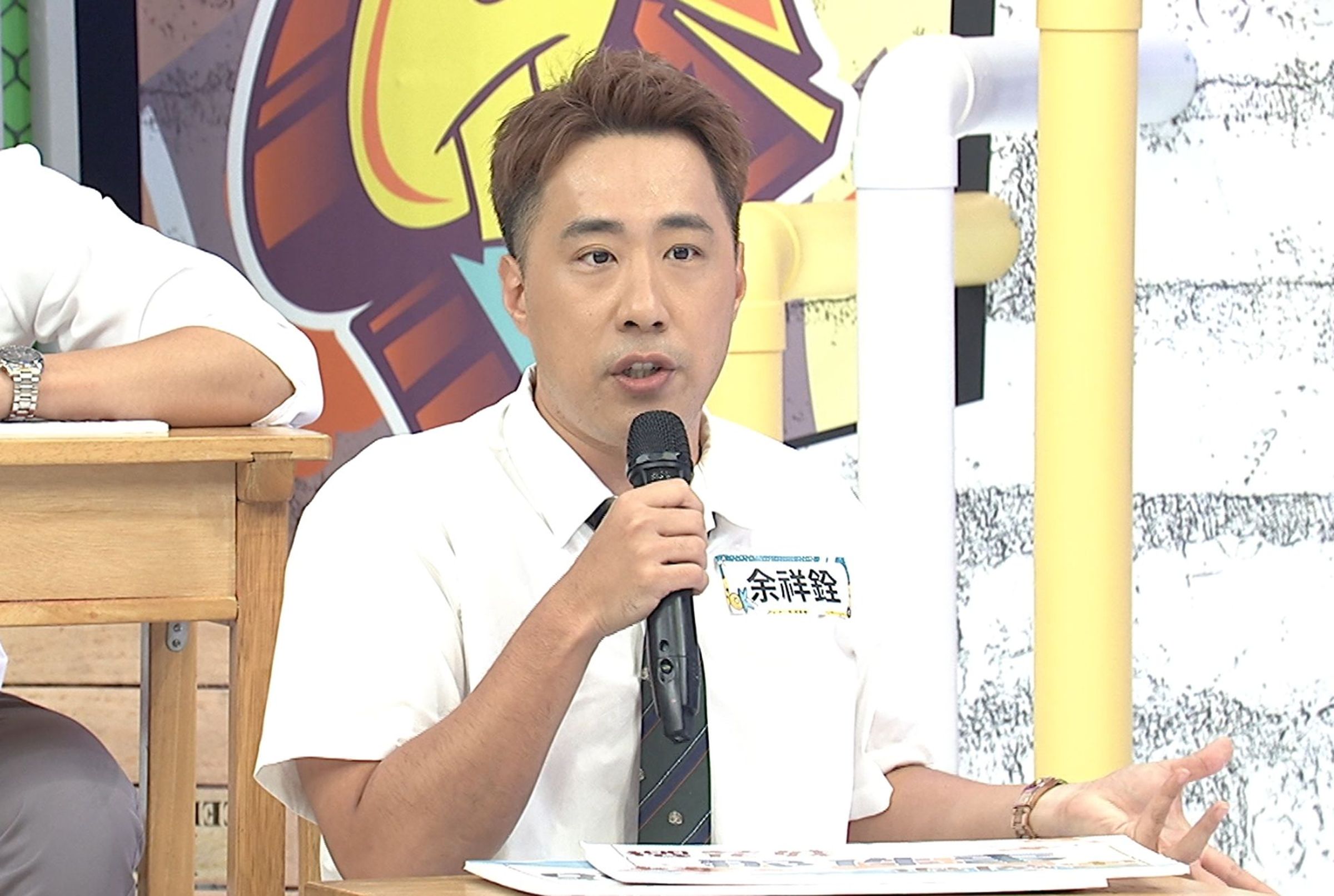 余祥銓錄影自嘆在家地位「比狗不如」。(中天提供)