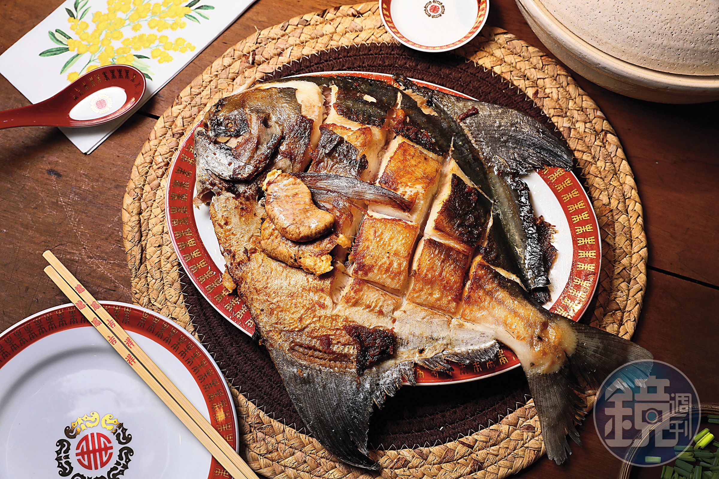 超大白鯧乾煎上桌，拆解魚肉之後，魚骨酥炸再度出場。