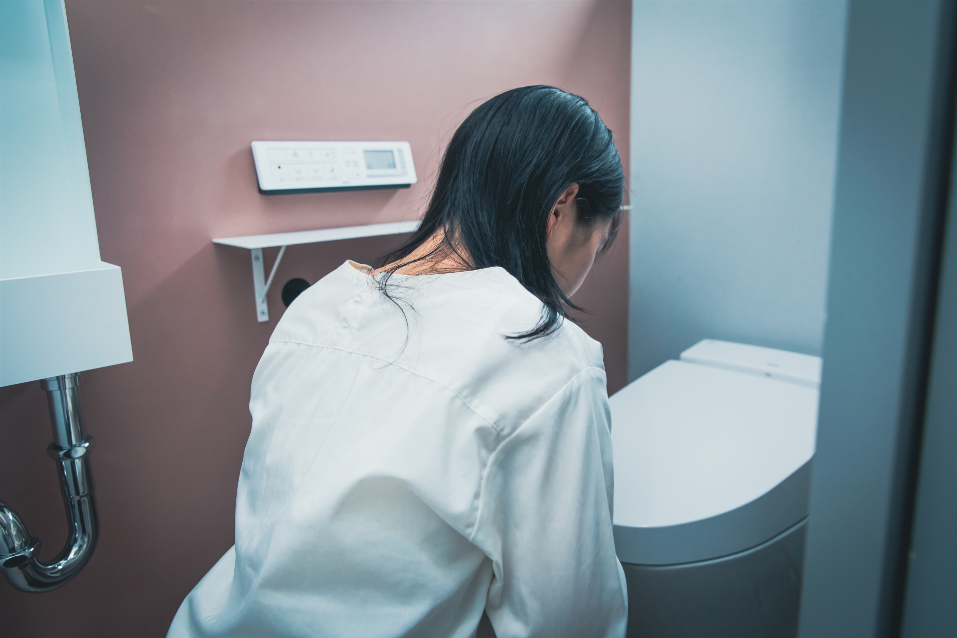 另一名同行友人因尿急狂敲廁所的門,卻遲遲沒人開門,最後當蔡男開門他卻看到超噁的一幕。(示意圖,PhotoAC)