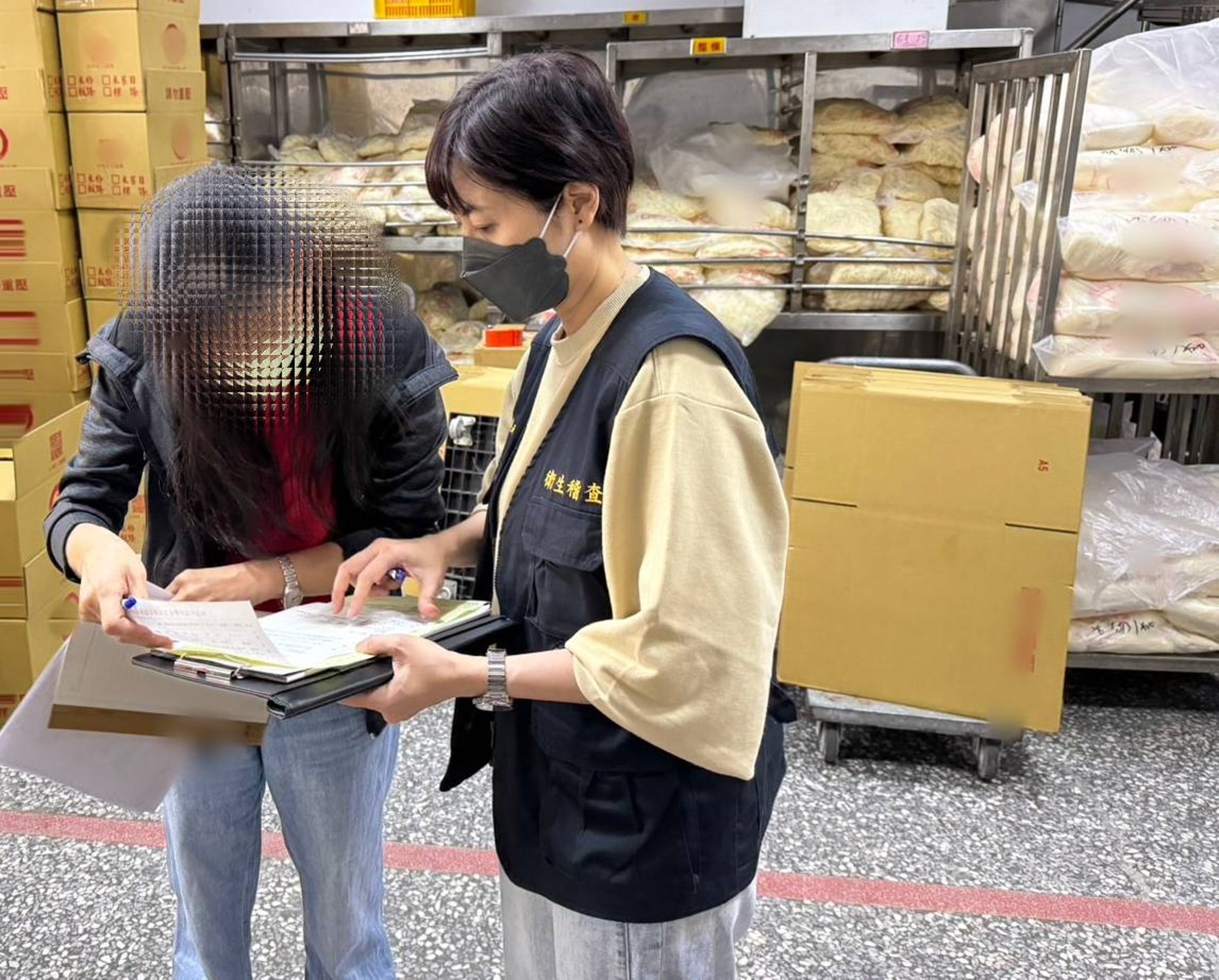 新北市府跨局處調查粄條供應商「大粄城公司」,現場已責令業者全面暫停作業及停止販售。(新北市衛生局提供)