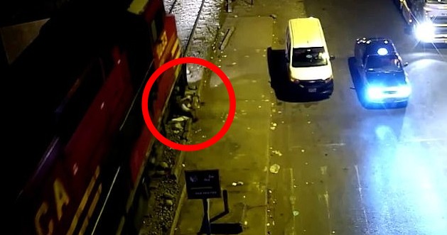 醉男睡鐵軌，慘遭列車輾頭狠壓3回！他如喪屍「復活了」。（翻自《每日郵報》）