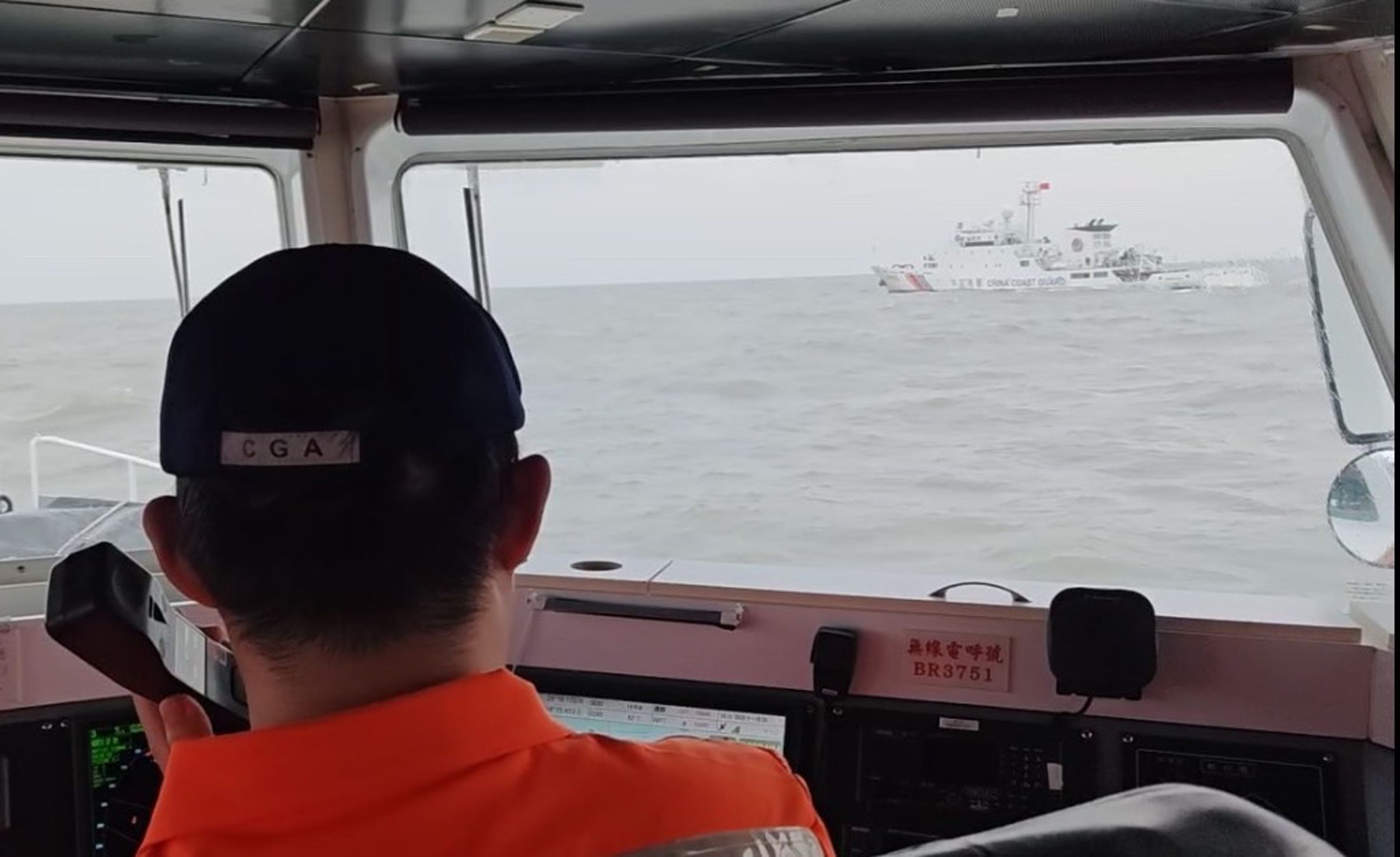 中國海警船2度襲擾,海巡怒「中、英文廣播」強勢驅離。 (取自海巡署官網)