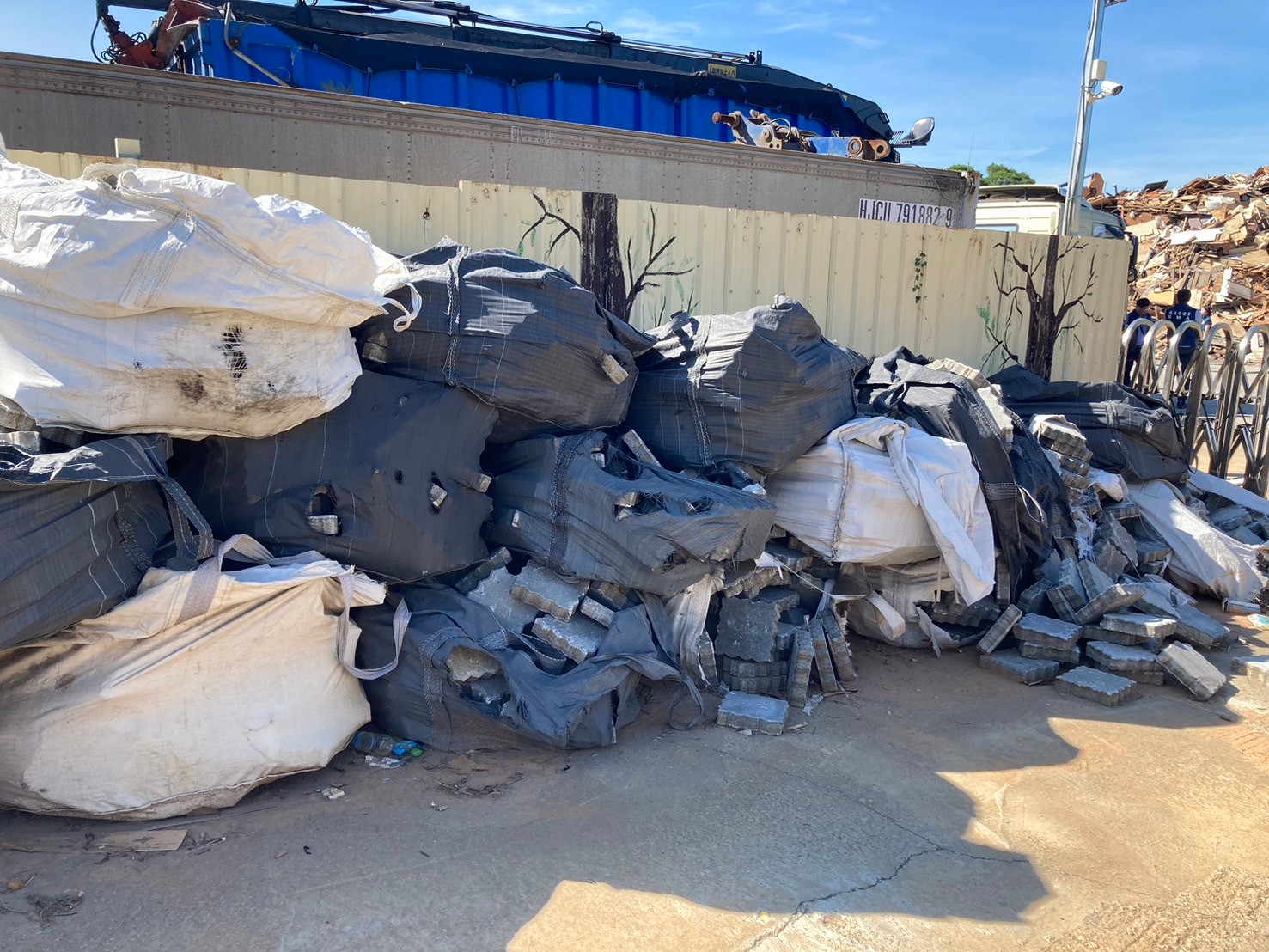 中檢查獲9家合法廢棄物公司以合法掩護非法。（讀者提供）