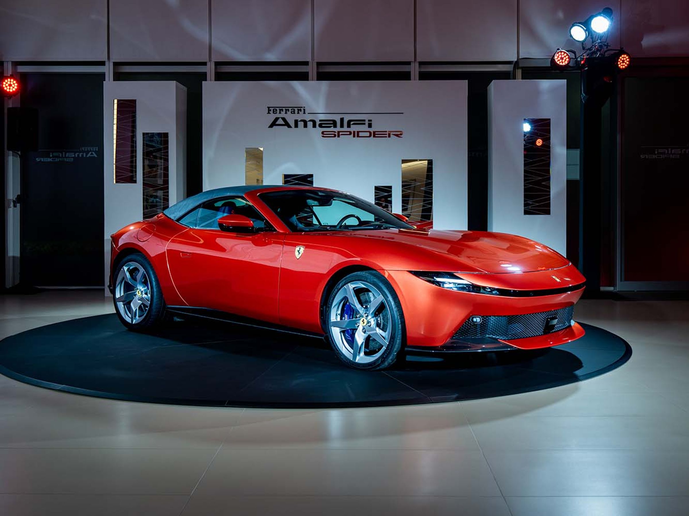 FERRARI 也針對底盤科技進行全面升級。線控制動系統及最新 ABS Evo 的加入，可依據不同路況調整制動控制，在提升減速效率的同時兼顧高速穩定性。