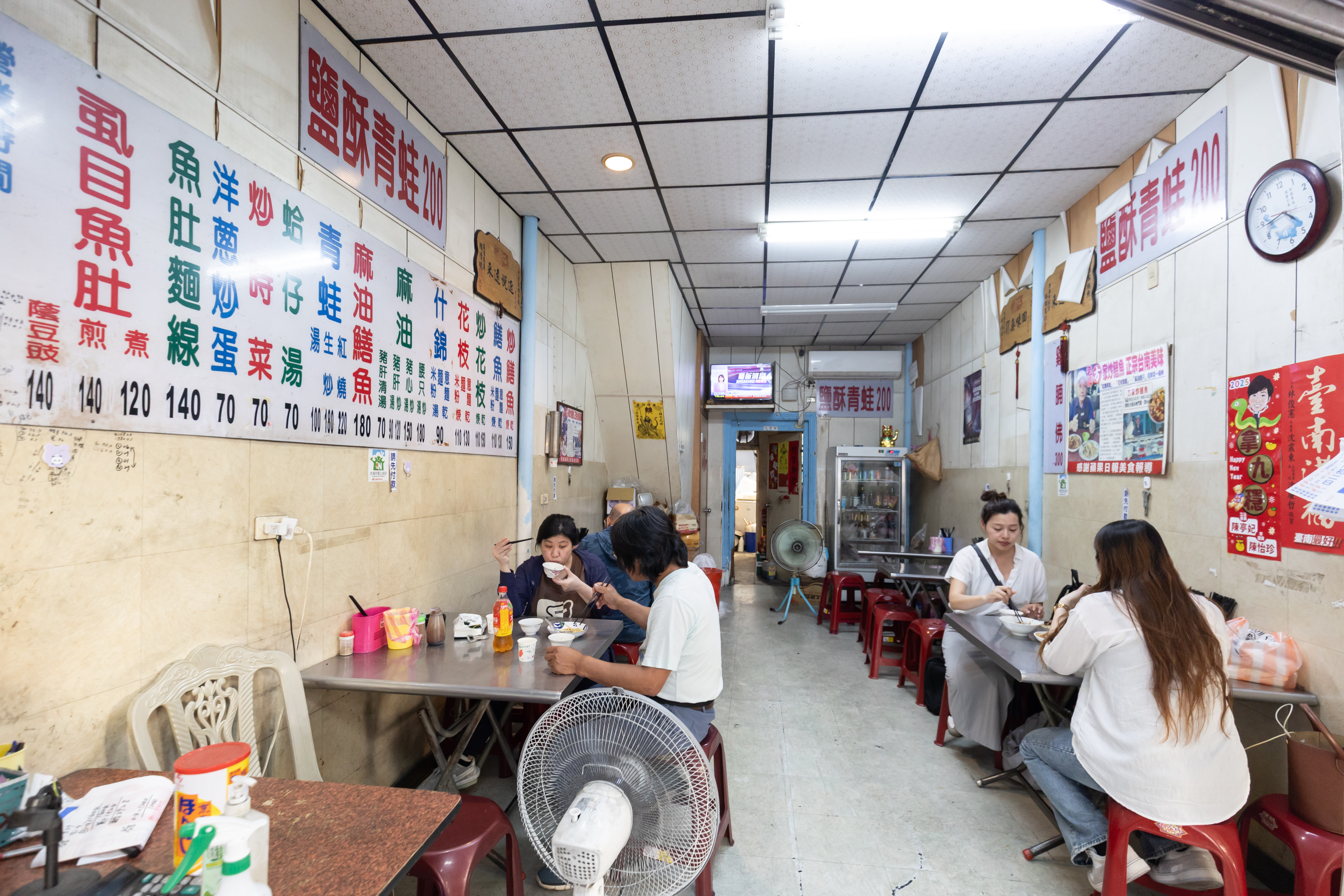 店裡除了青蛙、鱔魚,還有花枝、虱目魚、豬肝等,麻油、熱炒、羹湯都能做。