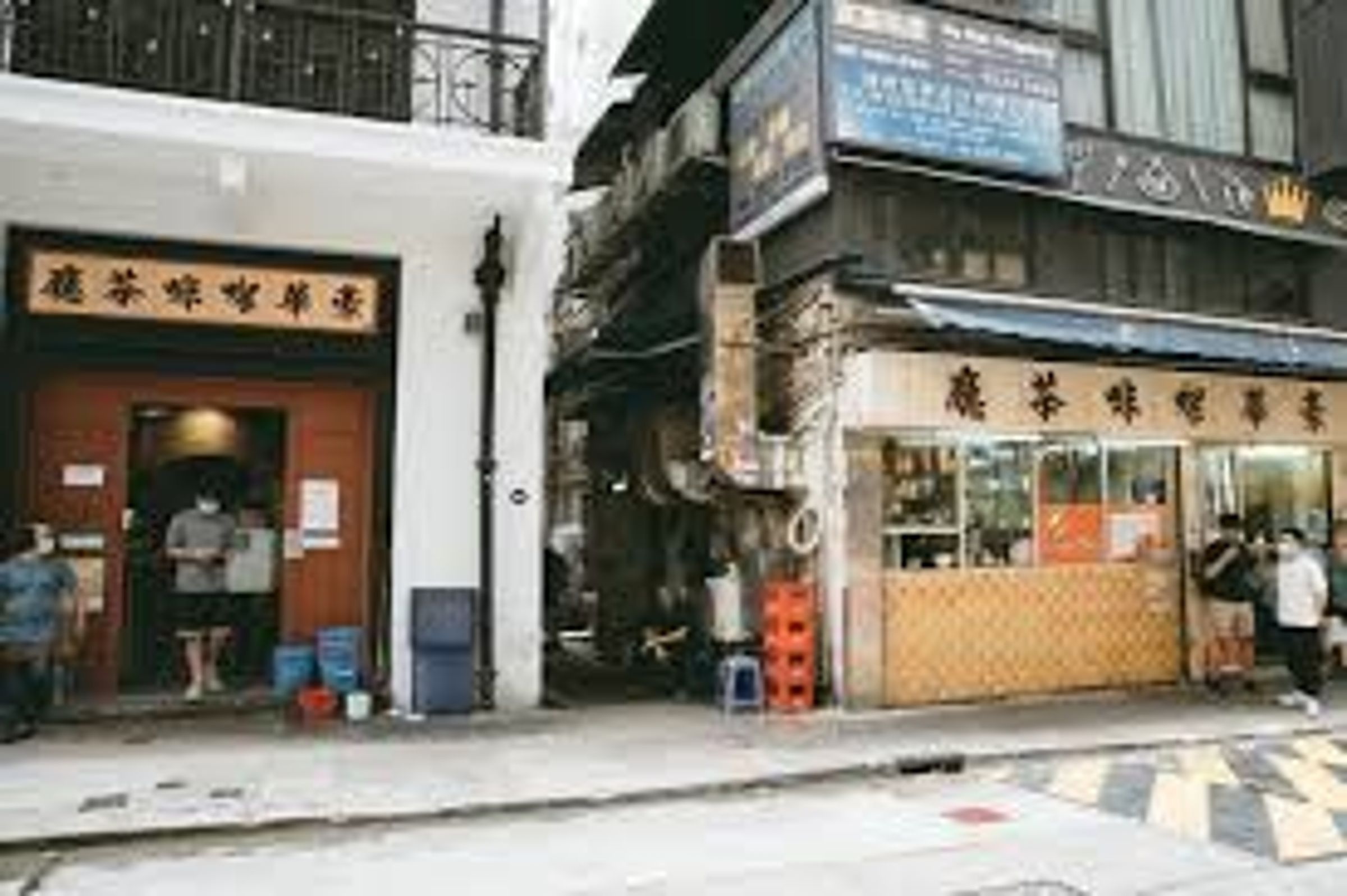 目前「豪華㗎啡茶廳」在灣仔呈現一店兩舖的相鄰狀態。(翻攝自香港老舖紀錄冊IG,攝影:Boris)