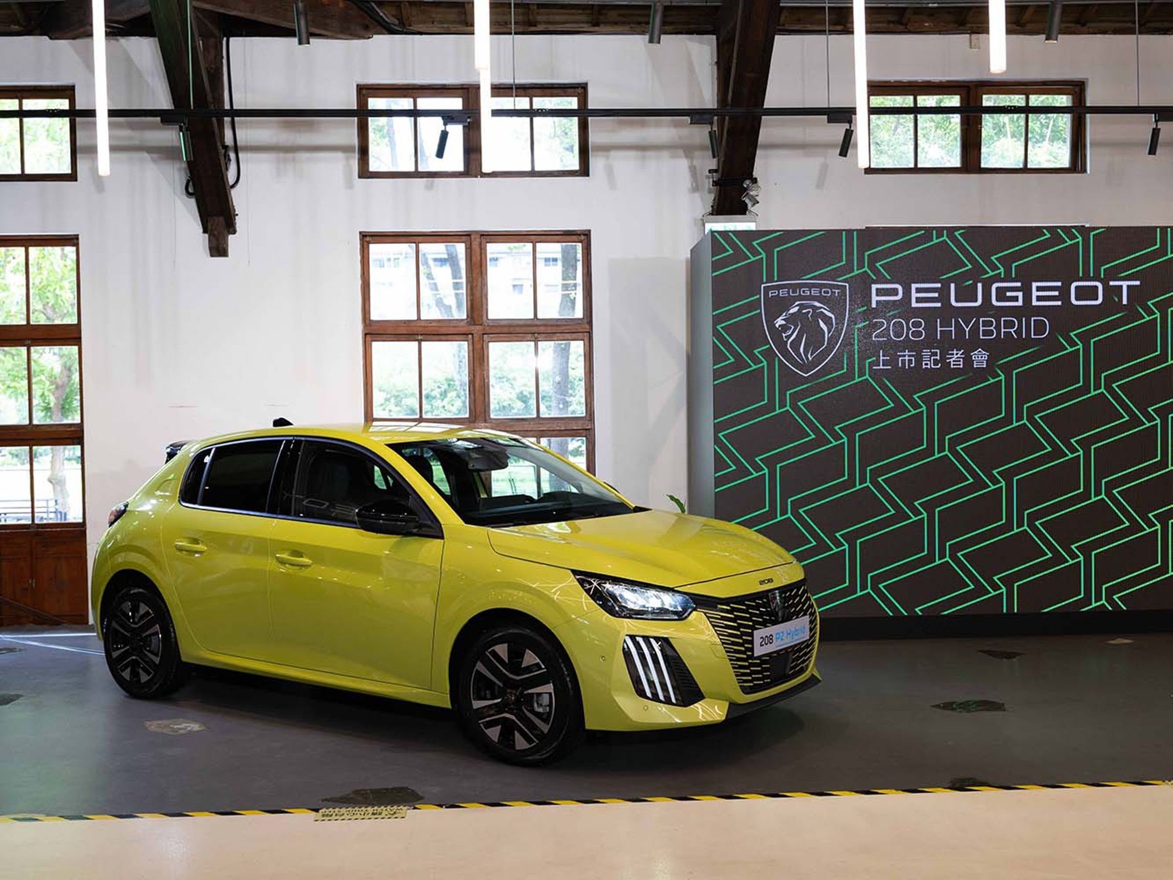 PEUGEOT開出建議售價99.8萬元的價格。