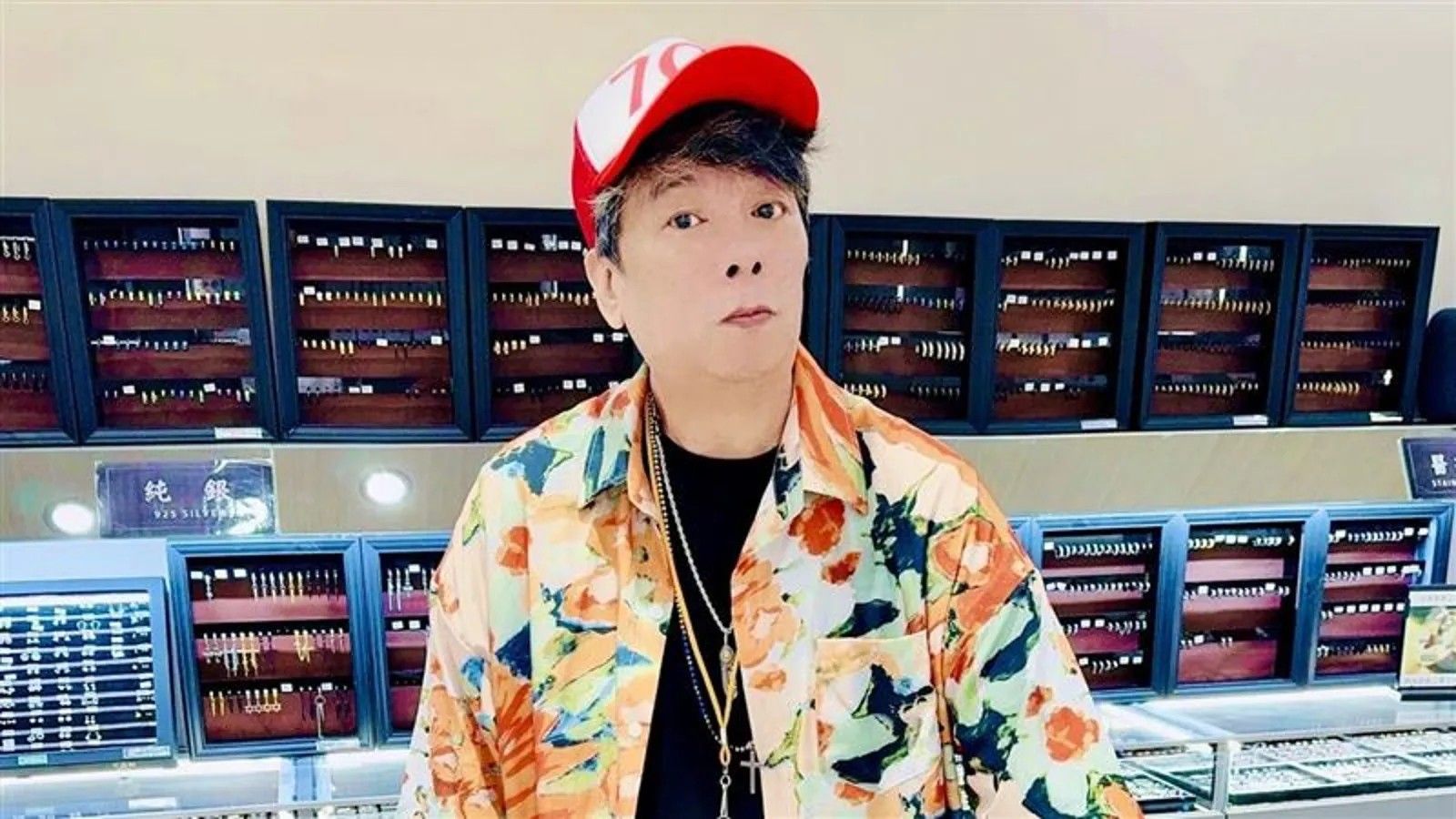 曹西平他生前與手足關係疏遠，早已預立遺囑，表明將名下財產全數留給乾兒子。（翻攝自曹西平臉書）