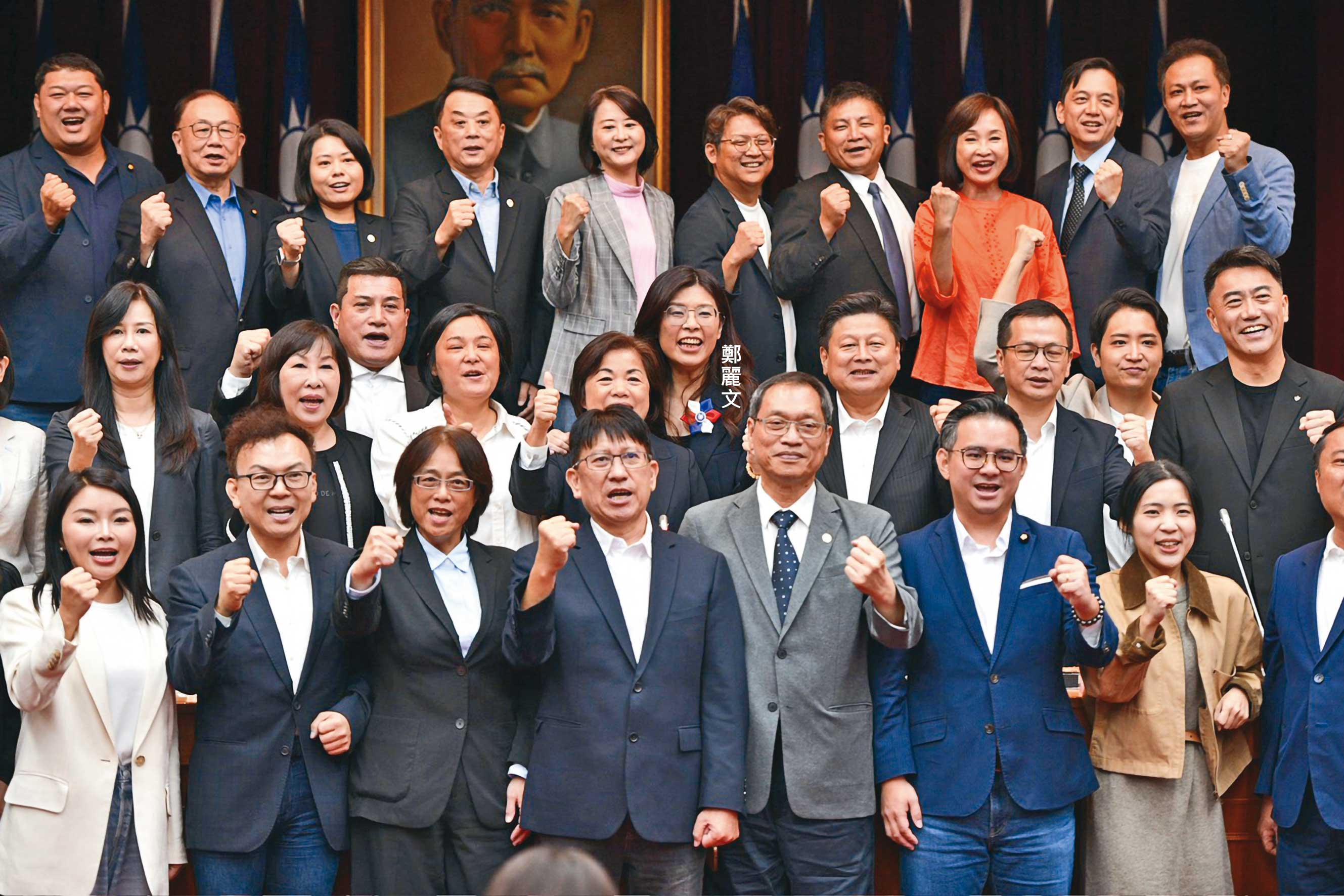 鄭麗文當選後首個公開行程,即回「娘家」立院拜會國民黨團。(鏡報李智為)