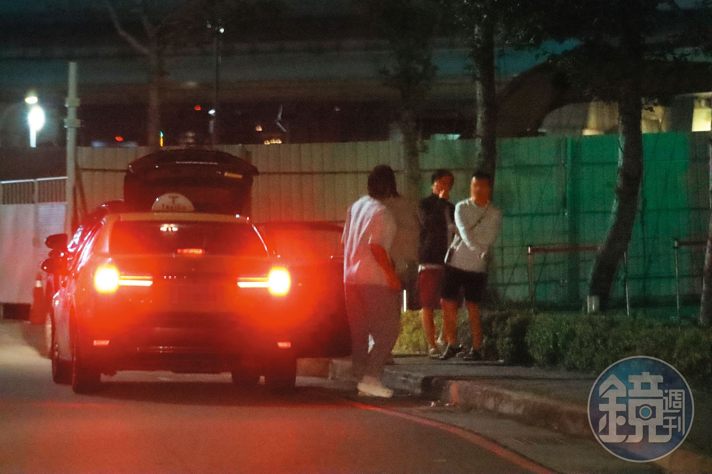 22：02，禾浩辰（左起）和吳品潔下車。