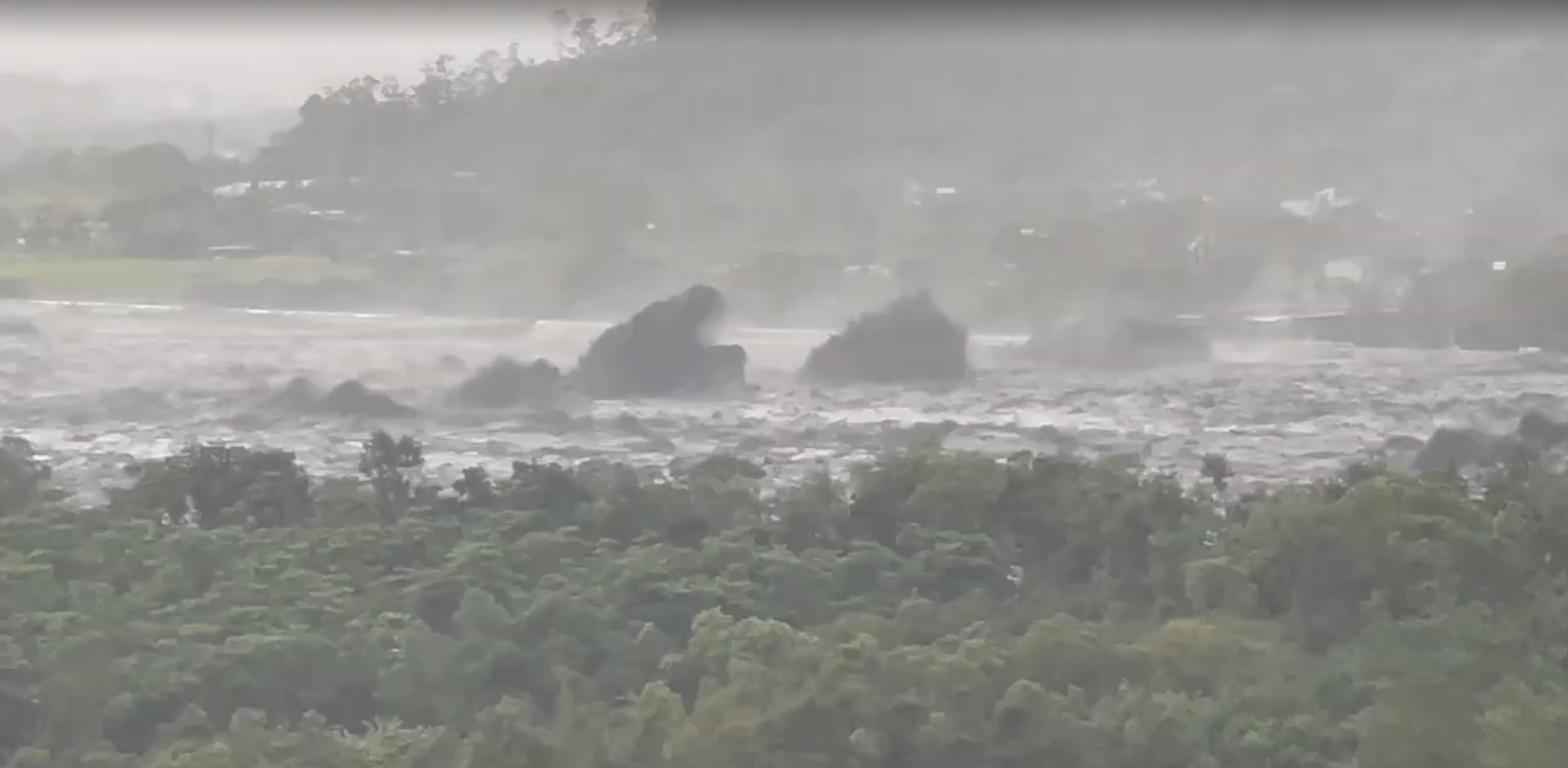 花蓮馬太鞍溪堰塞湖發生壩頂溢流，周軒指接獲光復鄉民透露「淹水主因」，指洪水是從2處大缺口衝出。（讀者提供）