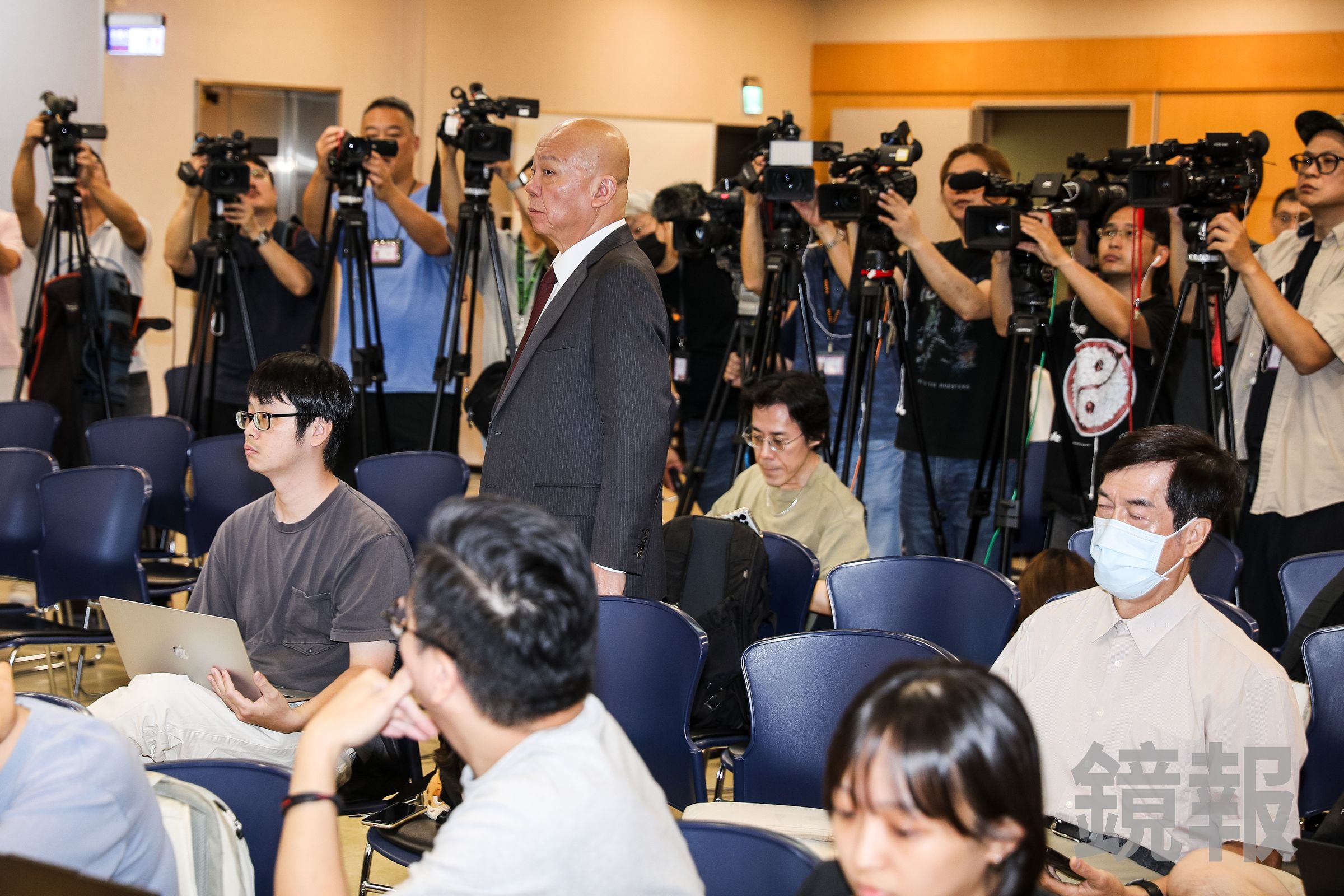 會計男亂入記者會槓金溥聰「稱資料上網查的」,廖繼斌怒下台搶麥。(鏡報鄒保祥)