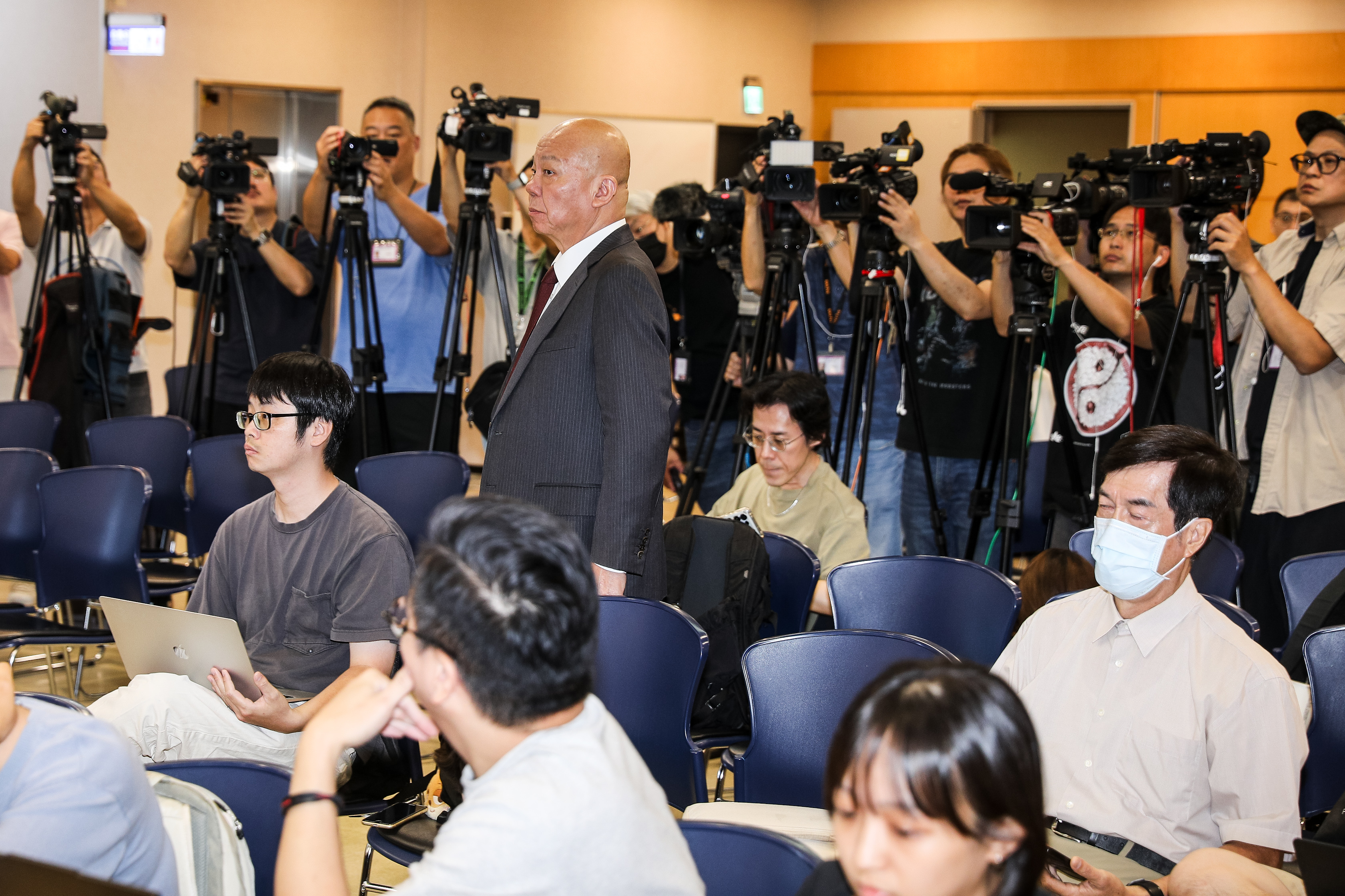 會計男亂入記者會槓金溥聰「稱資料上網查的」,廖繼斌怒下台搶麥。(鏡報鄒保祥)