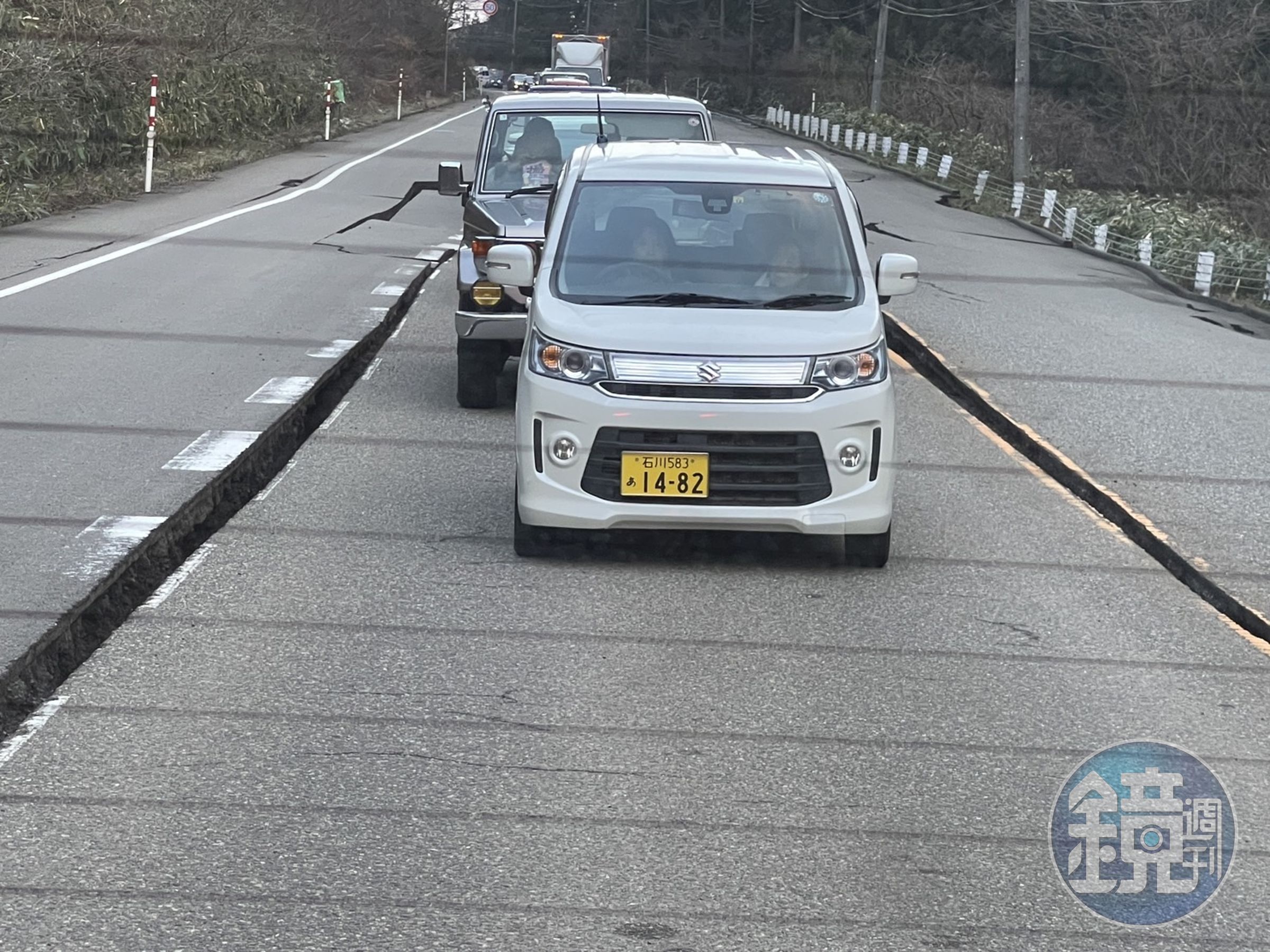 道路柏油龜裂很多集中在中間標線處，還能維持單邊通行。