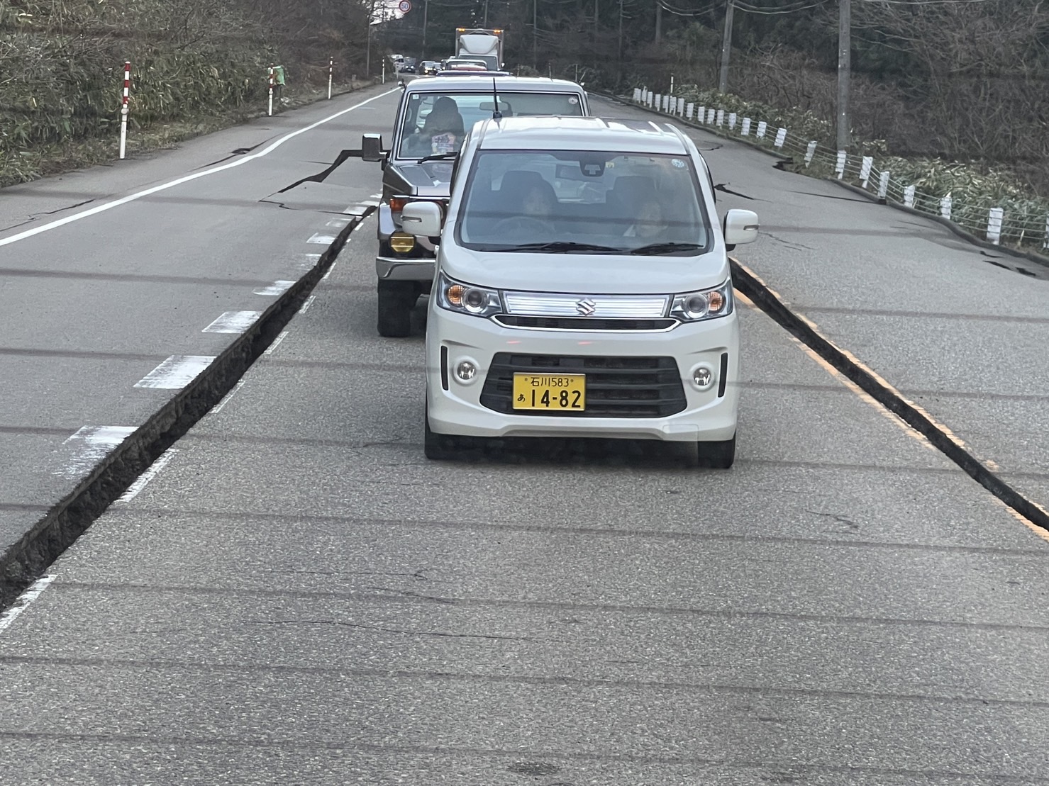 道路柏油龜裂很多集中在中間標線處，還能維持單邊通行。