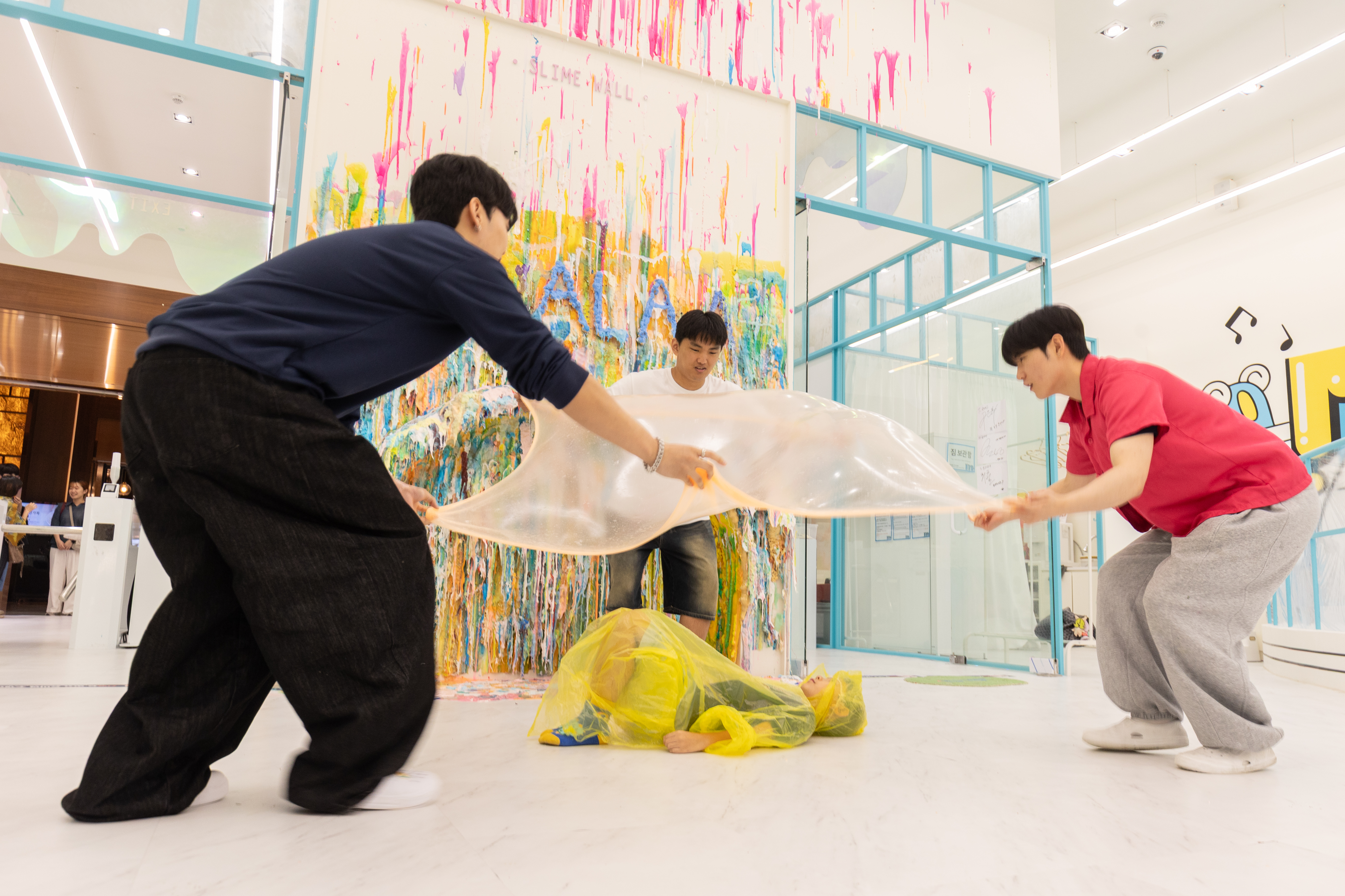 韓國首家史萊姆主題公園「SLALAA」，大人小孩都能在這盡情玩樂紓解壓力。