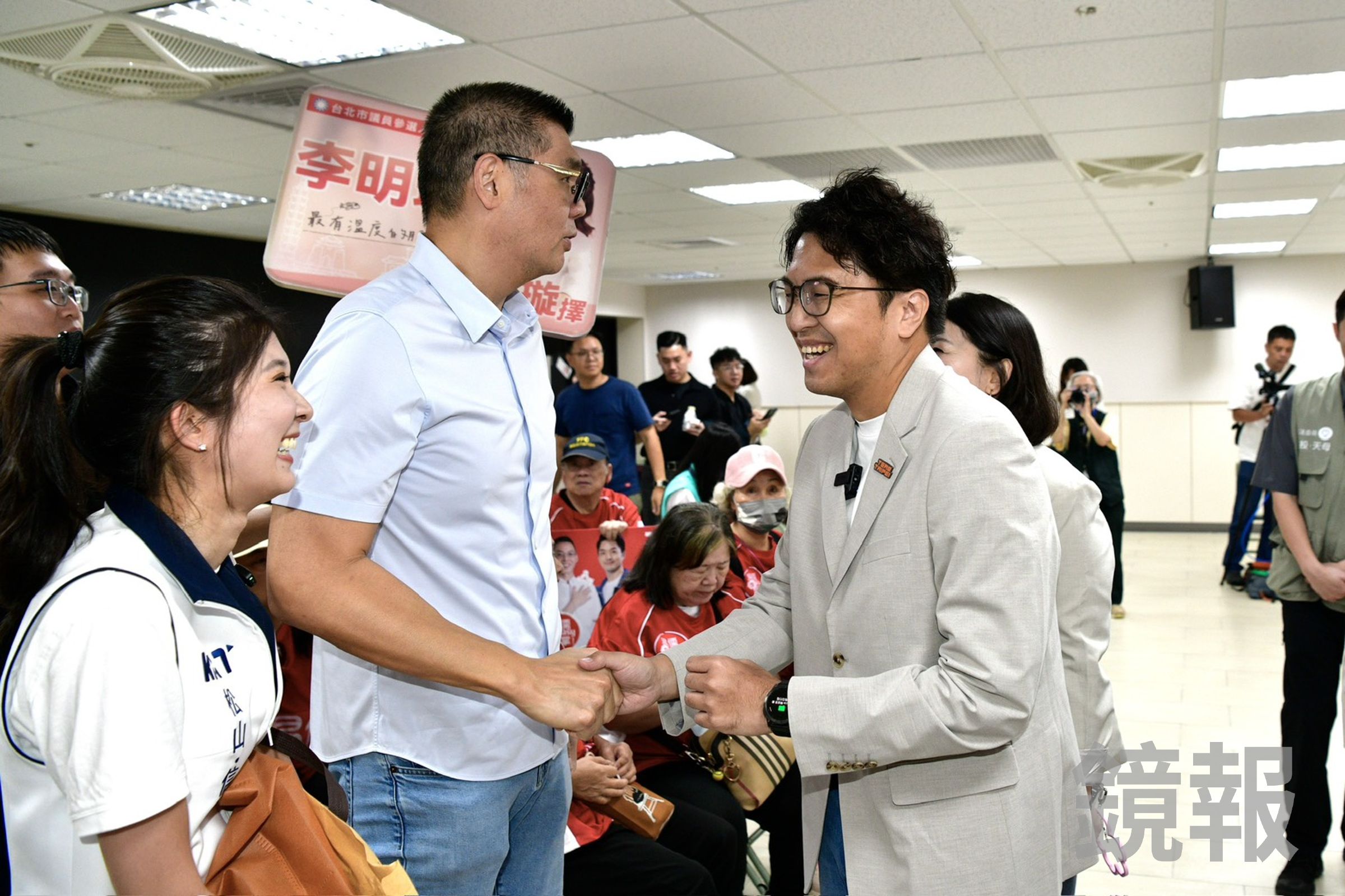 沈伯洋在選委會登記參選後遇到陪同李明璇來登記的連勝文，雙方握手寒暄互動。（鏡報李智為）
